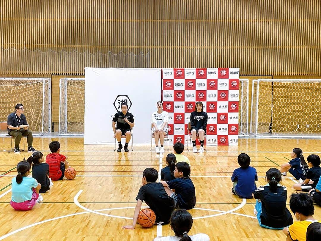 中川聴乃のインスタグラム：「今年も湖池屋さんの地域貢献活動の一環でバスケット教室を実施させて頂きました✨  楽しかった〜ぁ😆🏀 子供達の可能性は無限大ですね♾️  湖池屋の皆さま、サポート頂いた羽田ヴィッキーズの皆さま、関係者の皆さま本当に有難う御座いました🙏  #湖池屋  @koikeya_official  #モルテン @molten_basketball_jp  #champion  @champion_basketball  #可能性は無限大 #前進」