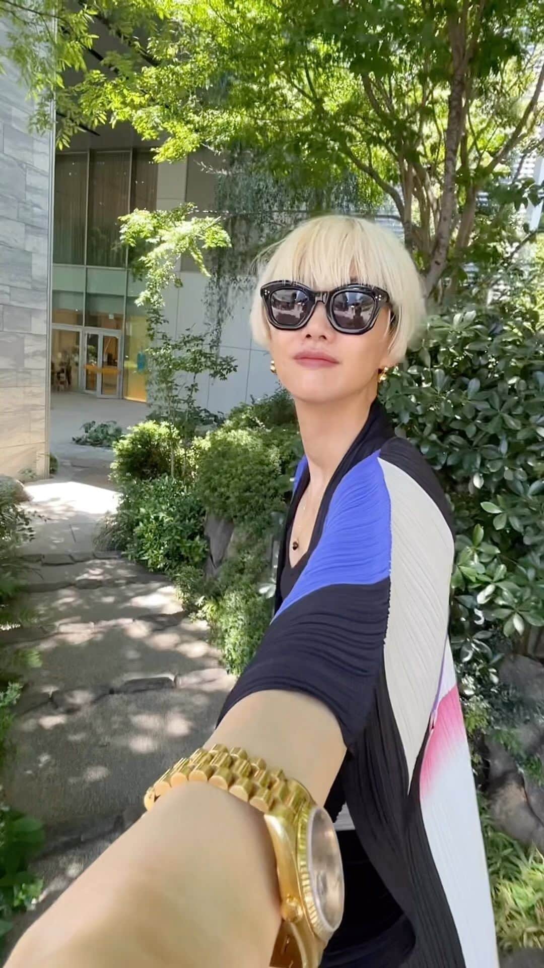 シェンのインスタグラム：「Come with me🕺🏻☕️🌿」
