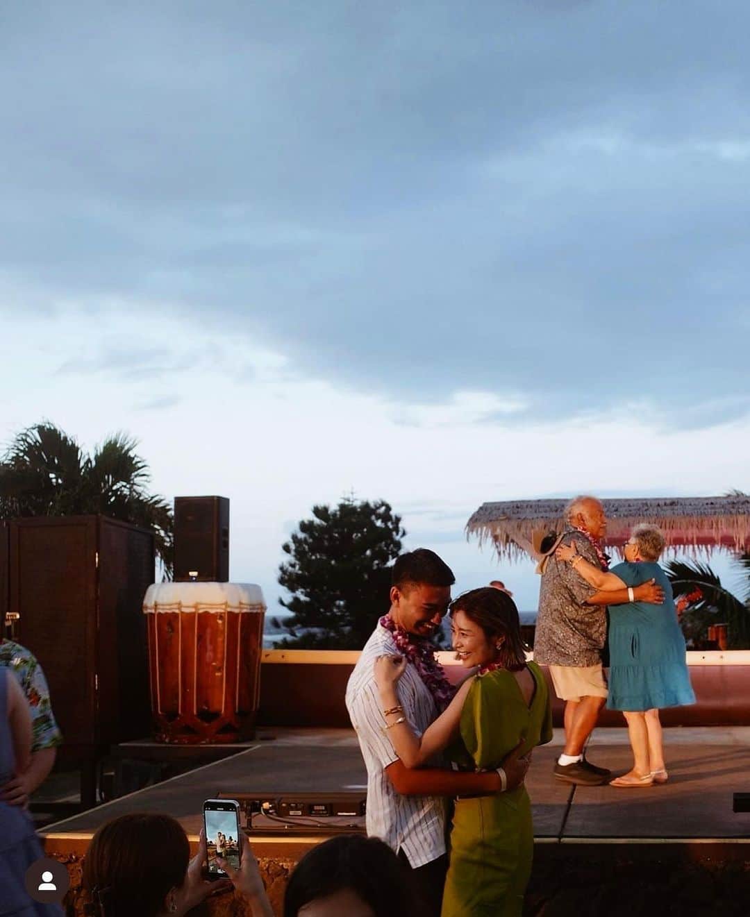 石倉ノアさんのインスタグラム写真 - (石倉ノアInstagram)「出会って約7年 ほぼ2人で踊ったこともないのにハワイという力を借りてダンス😂  後ろにいる夫婦は共に過ごして50年っていうてて素敵やったな〜  #ロカヒハワイ #ハワイ #未来集団 #旅行」8月1日 20時30分 - zeppelin.noah