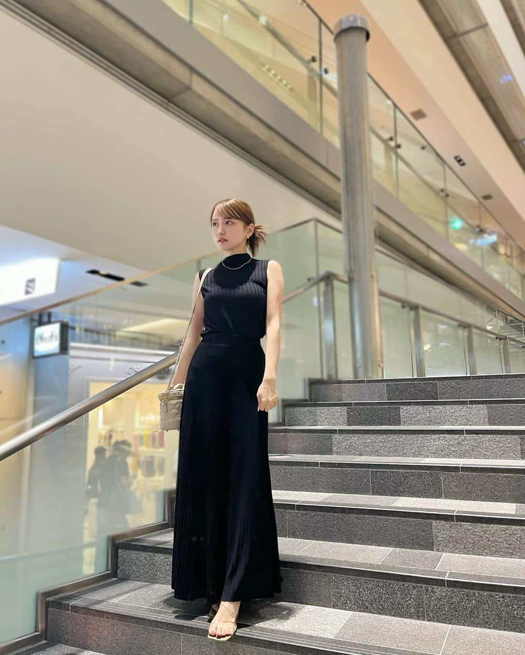 のインスタグラム：「. この前のお休みはお友達の誕生日お祝い🥂 ご飯も美味しかったしプレゼントも喜んでくれて幸せな休日だったなあ💐  お洋服🏷️ @anuans.official  低身長でも着れる綺麗めセットアップ🖤生地が軽やかでウエストもゴムだからストレスフリー🪶  #anuans#アニュアンス#セットアップ#150cmコーデ #低身長コーデ#誕生日ディナー#表参道#表参道ディナー」
