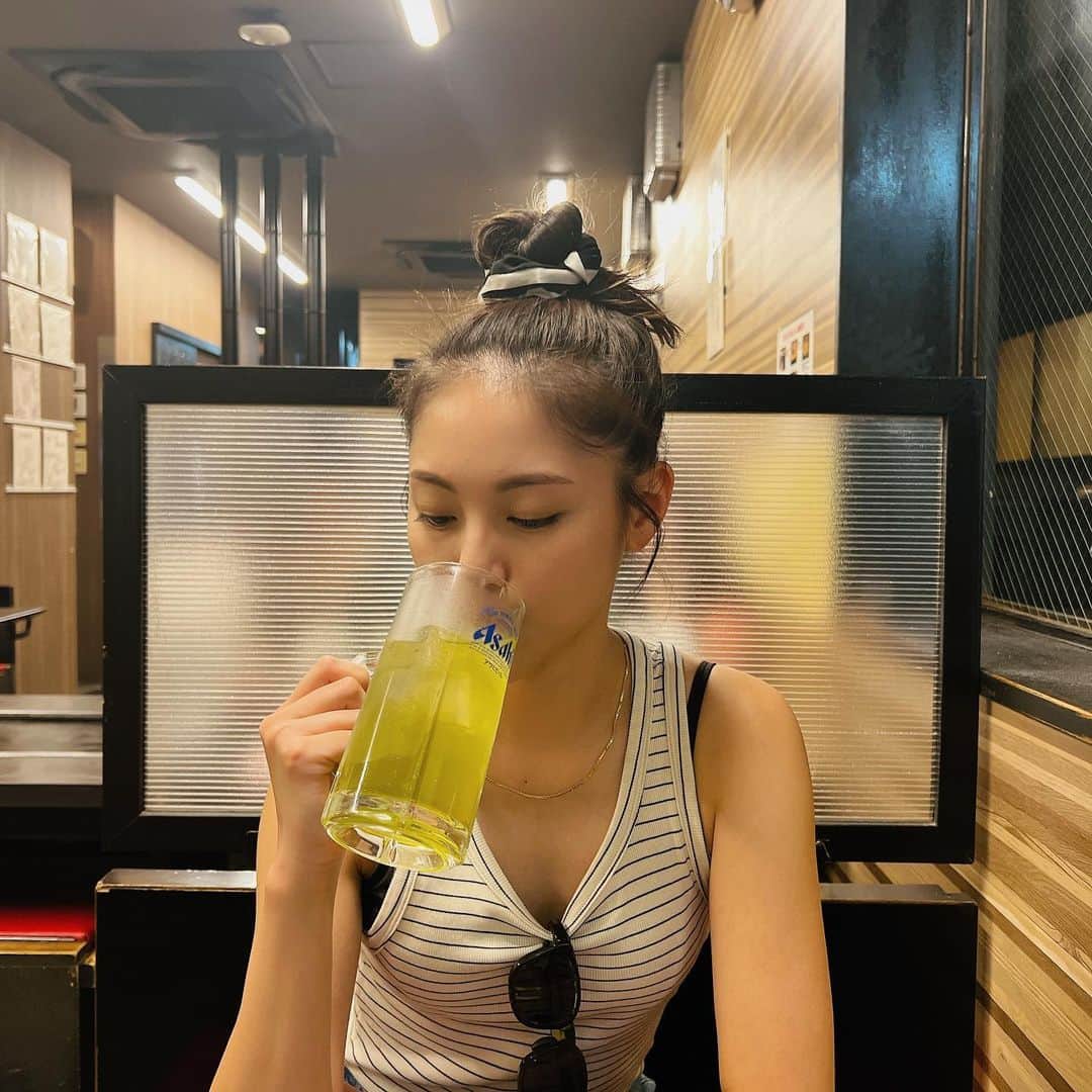 水沢エレナのインスタグラム：「夏、ですね🎐 毎日暑いから、タンクトップやノースリーブばかり着てしまいます。 ついつい冷たいものも欲してしまいます🍉  早いことに今日から8月🌻 今年はどんな夏になるかな？？   #月島 #もんじゃ #牧場 #ソフトクリーム #ヨット #イタリアン」