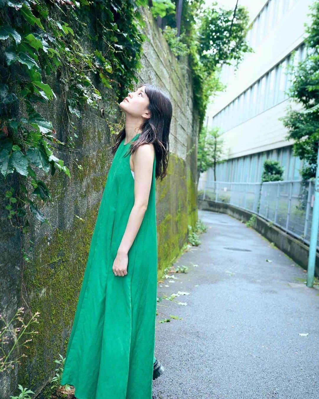 田中珠里さんのインスタグラム写真 - (田中珠里Instagram)「#現代美女図鑑 さんに インタビューして頂いた時の 写真たちです🟩 雨上がりの何とも言えない匂いが 結構好きです。」8月1日 20時24分 - shuritanaka_official
