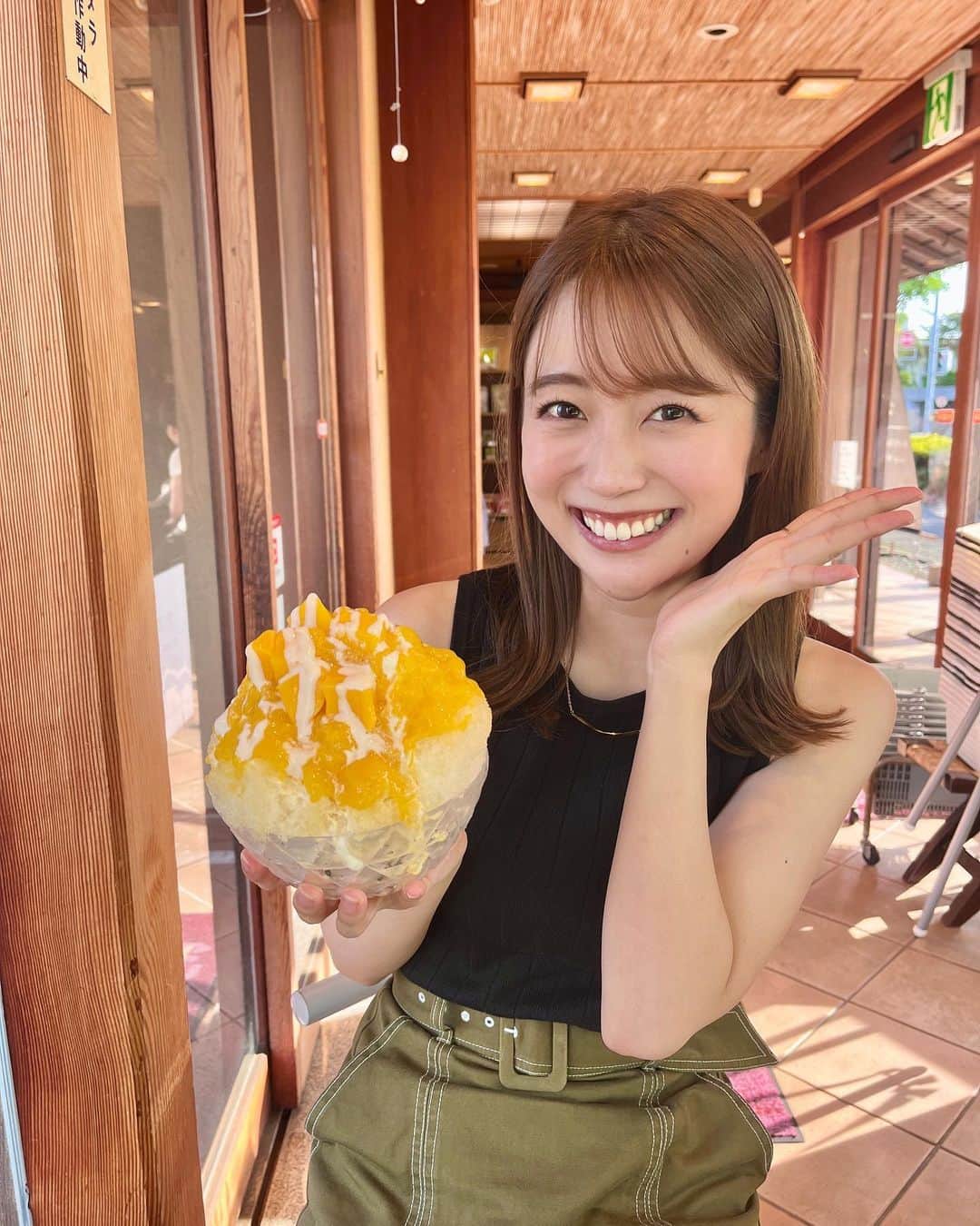 澤井志帆のインスタグラム：「.2023.8.1 ⁡ 8月スタート🌻 ⁡ 暑い日にはやっぱりかき氷が食べたくなりますよね〜！ お休みの日に焼津市の丸玉園でかき氷食べてきました🤩 大好きなマンゴーと抹茶🤍 ⁡ 夏を感じる瞬間でした✌🏻✨ ⁡ ⁡ #DaiichiTV#アナウンサー#静岡#静岡カフェ#焼津#焼津市#焼津カフェ#焼津グルメ#丸玉園#SANOWA#かき氷#静岡かき氷」
