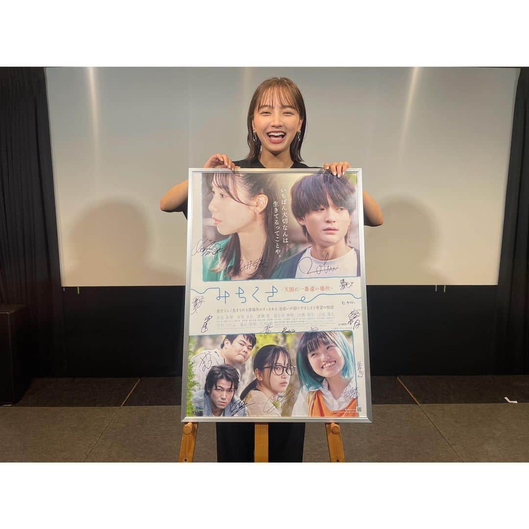 速瀬愛さんのインスタグラム写真 - (速瀬愛Instagram)「･ ･ ･ 映画『みちくさ〜天国に一番遠い場所』 上映･舞台挨拶2日間の参加でしたが、お越し下さった皆様本当にありがとうございました！！！ ･ ･ 今日は珍しく真面目な話を。笑 ･ ･ ･ 最近DMで悩みや相談を話してくれる方が多くて。 お返事ができないからこういう形になってしまうけど 私の気持ちを少しだけ。 何だか生きづらい。自分らしさって何。生きるって何。分かります。私もよく考えます。正直に言えば自分らしさなんて分かんないし、自分でもどれが本当の自分なのかすら分かってません笑 だからこそありのままで、等身大で生きてる人を見ると羨ましいし、尊敬するし、時には眩しいなと。  だけど 自分らしく生きてるだけで冷やかな目を向けられたり 表面的な情報だけの決めつけや偏見、差別、 それが当たり前かのようになっているのが正直怖い。 それぞれの「当たり前」や「普通」の価値観を強制されているように感じる世の中。 不満に思う人も少なからずいるんじゃないかな。 誰も信用できなくて、怖くて、頼ることも難しいけれど、誰かを頼ることは恥ずかしい事じゃないよ。 この作品が教えてくれました。 どこかにちゃんと自分を見てくれる人がいるはず。 それでも孤独を感じ、全てが無意味に思えて、心が疲れた時は、私が、この作品が、みんなに寄り添います。 いつも近くにいます。  「生きてるだけで花マル」 作中に出てくる台詞なんだけど ほんとにそう。生きてるだけで、ただそれだけでいいんです。その中でもがきながら、ほんの少しの希望を見出しながら、どうか自分を大切に。 監督が紡いで下さった素敵な言葉たちがみんな心に届きますように。そしてこの作品が一人でも多くの方の心を救えますように。 ･ ･ ･ あー！久しぶりに真面目に書いた！！笑 暗くなっちゃったね！  申し訳ない！！ とにかく！速瀬はいつもみんなを想ってます！！！ ･ ･」8月1日 20時24分 - ai_hayase_official