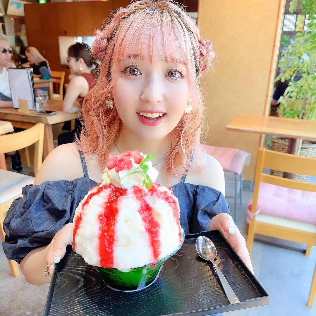谷口夢奈さんのインスタグラム写真 - (谷口夢奈Instagram)「🍧 ⁡ ⁡ 夏らしく今年初かき氷〜🍧 和kitchenかんなさんメニュー数多すぎて 選ぶの大変だった…🥹💭 ⁡ さとかなさんが付き合ってくれて 一緒に食べたよ〜🥰🤍 ⁡ ⁡ #和kitchenかんな #かき氷 #かき氷巡り #三軒茶屋カフェ #shavedice #cafestagram #stylinghair #pinkhair #ヘアアレンジ #ひつじヘア #셀스타그램 #얼스타그램 #데일리룩 #오오티디 #먹스타그램 #맛스타그램」8月2日 17時30分 - yuna_tani