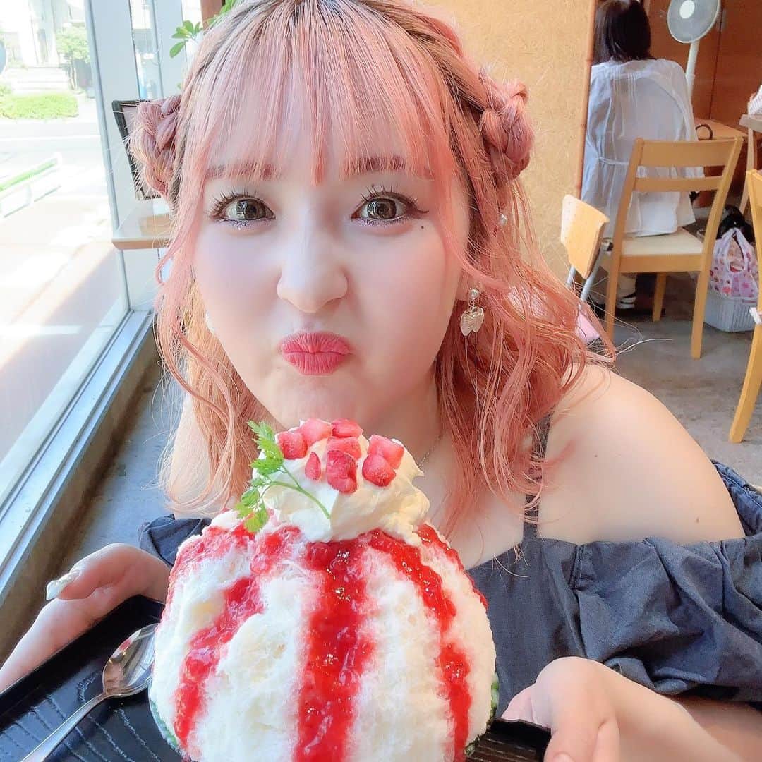 谷口夢奈さんのインスタグラム写真 - (谷口夢奈Instagram)「🍧 ⁡ ⁡ 夏らしく今年初かき氷〜🍧 和kitchenかんなさんメニュー数多すぎて 選ぶの大変だった…🥹💭 ⁡ さとかなさんが付き合ってくれて 一緒に食べたよ〜🥰🤍 ⁡ ⁡ #和kitchenかんな #かき氷 #かき氷巡り #三軒茶屋カフェ #shavedice #cafestagram #stylinghair #pinkhair #ヘアアレンジ #ひつじヘア #셀스타그램 #얼스타그램 #데일리룩 #오오티디 #먹스타그램 #맛스타그램」8月2日 17時30分 - yuna_tani