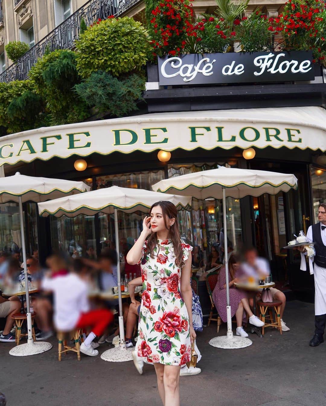 平山美春さんのインスタグラム写真 - (平山美春Instagram)「📍𝐂𝐚𝐟𝐞 𝐝𝐞 𝐅𝐥𝐨𝐫𝐞  パリらしい老舗のカフェと言えば…定番のCafé de Flore🌹 @lecafedeflore  パリっ子が好きなオープンテラスや時代を感じる内装、数々の著名人も通い詰めたこの場所には必ず立ち寄ります。  ここでギャルソンを務めている哲也さん @yamashitatetsuya はフランス人以外で初めてギャルソンになり、夢を切り開いた方🇫🇷 毎回哲也さんに会いに行き、その優雅な仕事ぶりを見に行くのを楽しみにここに来ています✨  ちなみにここに来ると素敵なマダム達に会えるのも楽しみで、後で哲也さんに聞くと「もう20年も通ってくれてるマダムだよ」と教えてもらい、フランス人的マダムのカッコよさも観察するのも楽しみ！  パリに行くことがあれば、エスプリを感じに、そして哲也さんに会いにフロールへ行ってみてください🌹  #cafedeflore  #paris」8月1日 20時26分 - miharuhirayama
