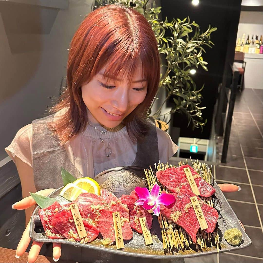 藤巻碧さんのインスタグラム写真 - (藤巻碧Instagram)「先日焼肉BASE架さんでお肉たっぷり堪能してきました！💖  お肉ににんにくとごま油がかかってて、素焼きでもお肉の旨味が引き立っててどの部位も美味しかったー✨  厚切りリブロースは網から溢れそうなほど大きい！💜💜笑笑 お肉の甘みが最高だった。。。✨️  わたしイチオシは2枚目の写真の豚ボネ叩き！✨ コリッコリした食感が堪らない！ずっと食べてたいくらい美味しかった🥲️🩵💦  家族と行ったんだけど、この日ばかりはダイエットのことを忘れてペロッと平らげてしまいました🥹笑  みなさんもBASE架さん行ってみてね！  #焼肉#BASE架#お肉#肉寿司#ユッケ#リブロース」8月1日 20時28分 - aoi_fujimaki_s2