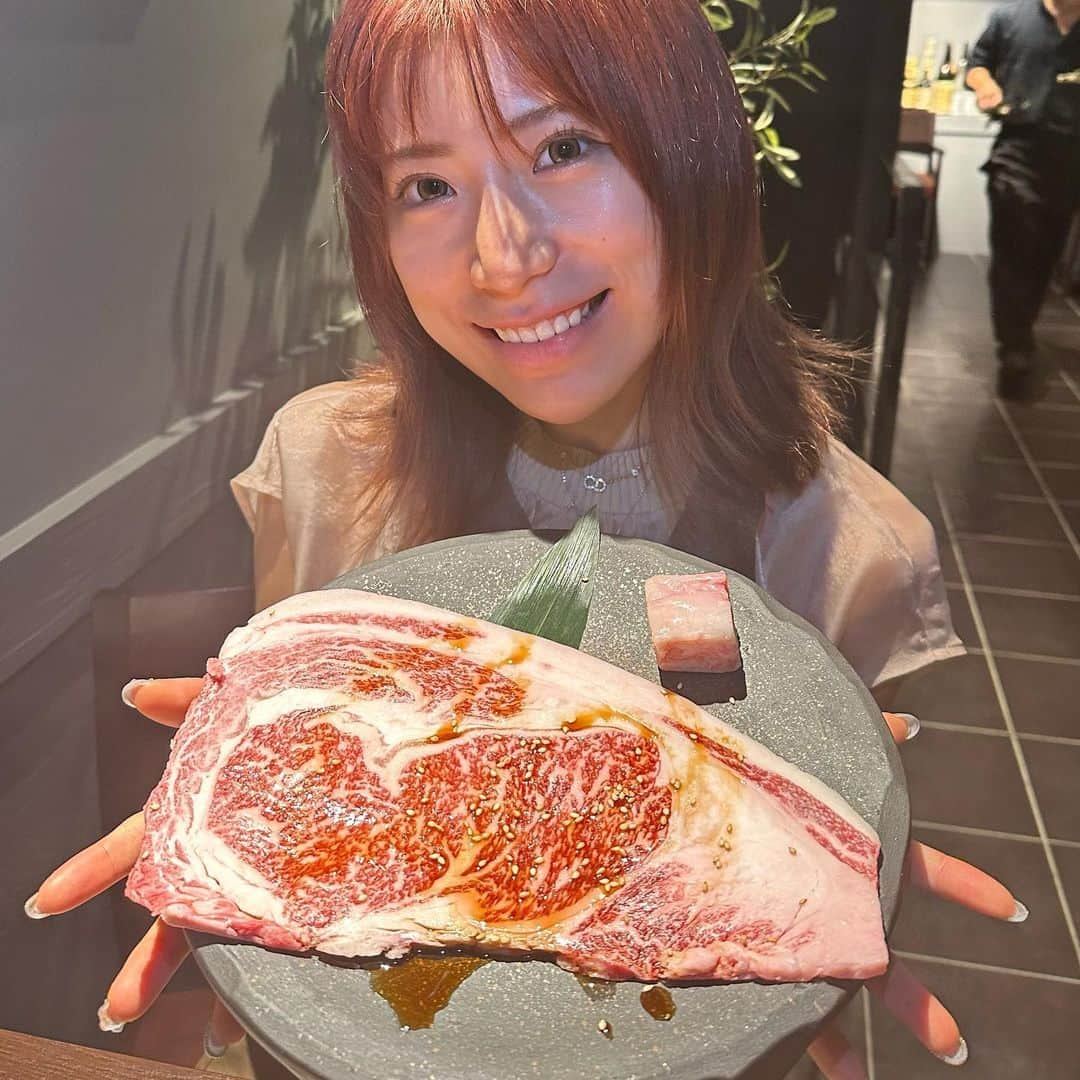 藤巻碧さんのインスタグラム写真 - (藤巻碧Instagram)「先日焼肉BASE架さんでお肉たっぷり堪能してきました！💖  お肉ににんにくとごま油がかかってて、素焼きでもお肉の旨味が引き立っててどの部位も美味しかったー✨  厚切りリブロースは網から溢れそうなほど大きい！💜💜笑笑 お肉の甘みが最高だった。。。✨️  わたしイチオシは2枚目の写真の豚ボネ叩き！✨ コリッコリした食感が堪らない！ずっと食べてたいくらい美味しかった🥲️🩵💦  家族と行ったんだけど、この日ばかりはダイエットのことを忘れてペロッと平らげてしまいました🥹笑  みなさんもBASE架さん行ってみてね！  #焼肉#BASE架#お肉#肉寿司#ユッケ#リブロース」8月1日 20時28分 - aoi_fujimaki_s2