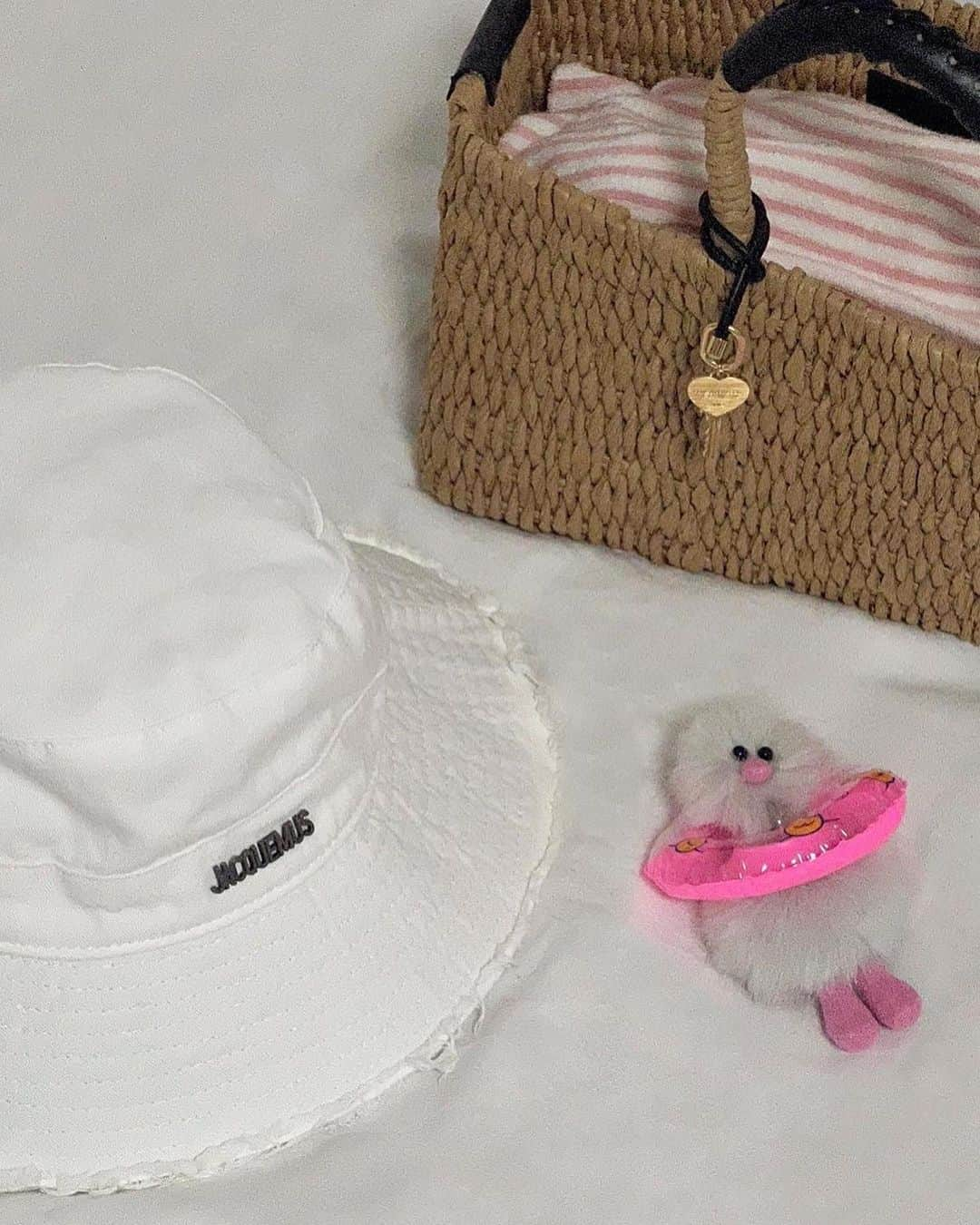 岡元優香のインスタグラム：「.  @jacquemus 🤍🤍 かわいい〜！  #jacquemus #hat」