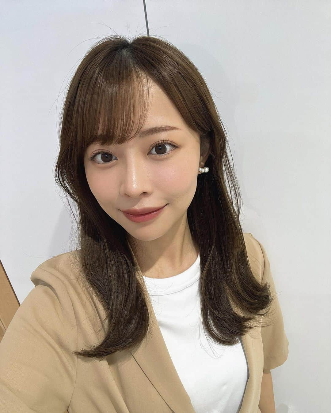 高木由梨奈のインスタグラム：「ずっと気になってたコルギをやってきました💆🏻‍♀️ 韓国でもとっても有名なお店 @yakson_azabujuban にて🫧  初回と10回目に石膏でサイズ変化見るみたい👀 1回目の石膏で自分の顔見てみたらあまりにも歪みすぎててびっくり、、、🫢 これが10回でどのくらい整うか楽しみ♡！  ちなみに、今までレーザーとかダーマペンとかいろんな痛い施術やってきたけど、コルギは人生一痛いと言える笑😂 でもその分一回でもめちゃくちゃ顔スッキリして、目の開きが全然違うから頑張れる🫶🥺  #コルギ #コルギマッサージ」