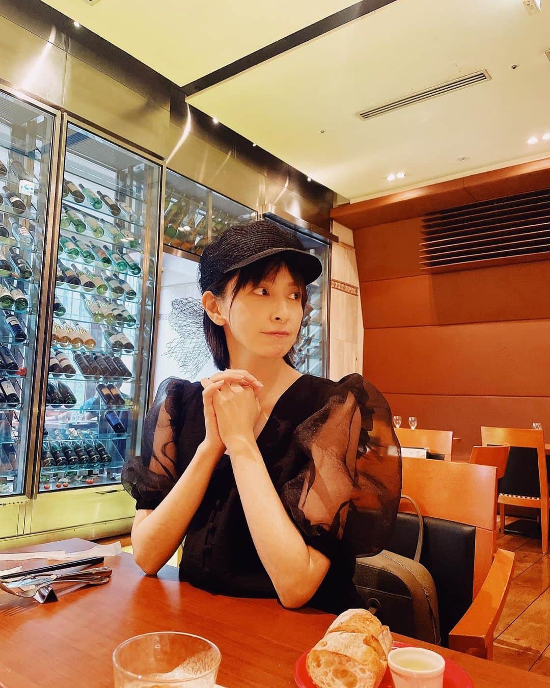 奥菜恵さんのインスタグラム写真 - (奥菜恵Instagram)「盛り盛りサラダと豚肉を頬張りながら、衣装の打ち合わせ。  #ランチミーティング #サラダランチ #おやつにナッツ」8月1日 20時33分 - megumi_okina