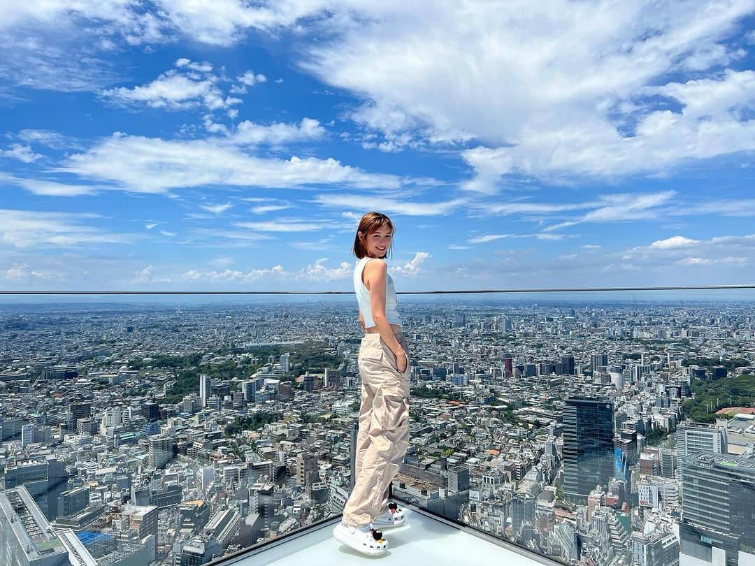 Elva Niのインスタグラム：「Touch the sky or sleeping under it😴 #放倒兩位的大人表示很輕鬆 #travelwithelva  #shibuyasky」