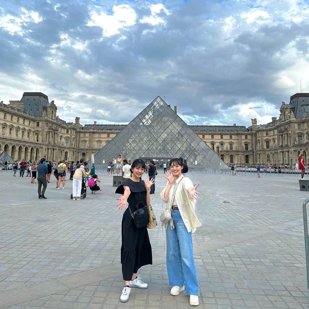 上田理子さんのインスタグラム写真 - (上田理子Instagram)「Musée du Louvre △ 行ってきました〜って顔はしてるけど、外からしか観れなかった😿 絶対リベンジするもんね😿」8月1日 20時40分 - ueda_riko_official
