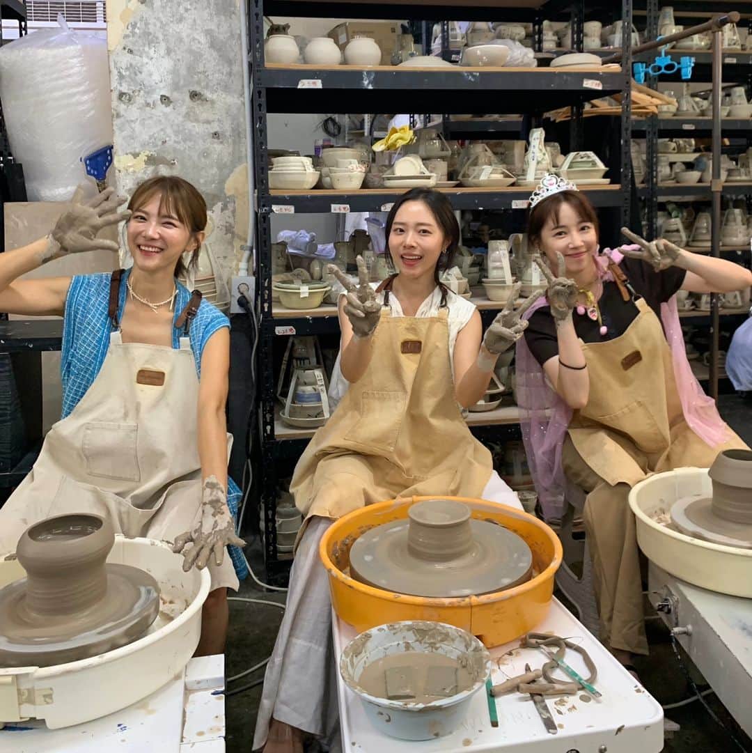 ユ・ハナのインスタグラム：「08.01.  미쓰와이프가 이어준, 선물같이 사랑스런 동생들♡  그 중 제일막내 이은주공주생일 🩷💕  우린 건전하니깐 도자기만들고 유니크하게 수플레에 초 꽂고 우리답게 인생네컷찍고  오늘이 진짜생일🎂 진심을 다해 축하해!」