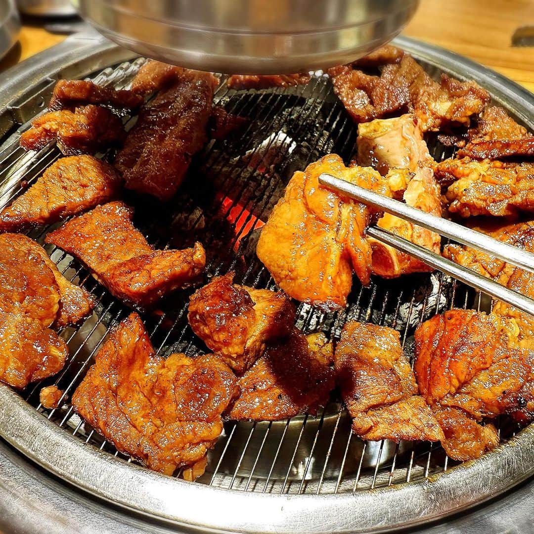 とぎもちさんのインスタグラム写真 - (とぎもちInstagram)「. 【三成駅 🇰🇷 삼성역】  COEXの西側の飲み屋街にある dining カルビ（다이닝 갈바）🥩  正直… 韓国で食べたデジカルビの中で ダントツ1番美味しかった。。  ここの豚のカルビ食べちゃうと もう他行けないよ 笑  つけるタレもヤンニョムも どれも相性抜群！  サイドも全部美味しくて 間違いない😭💓💓  #ダイニングカルビ #デジカルビ #三成駅 #三成駅グルメ #三成駅coex #三成駅ランチ #韓国 #韓国ランチ #韓国ブランチ #韓国グルメ #다이닝갈비 #다이닝갈비삼성 #코엑스 #삼성역 #코엑스맛집 #삼성역맛집 #맛집 #とぎもちCOEX #とぎもち三成駅 #とぎもちダイニングカルビ 社とぎもちデジカルビ #とぎもち焼き肉」8月1日 20時47分 - togistagram