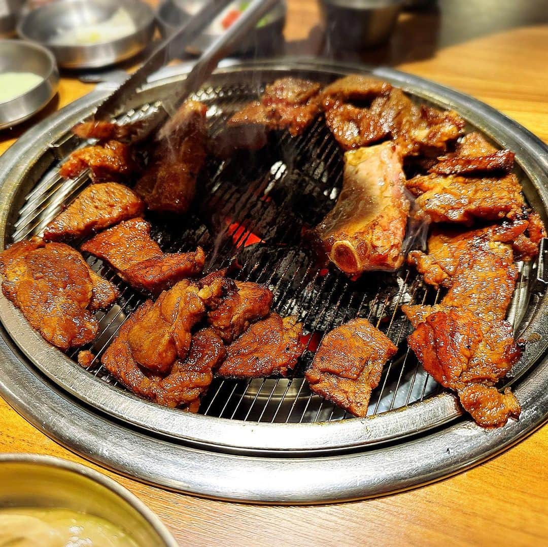 とぎもちさんのインスタグラム写真 - (とぎもちInstagram)「. 【三成駅 🇰🇷 삼성역】  COEXの西側の飲み屋街にある dining カルビ（다이닝 갈바）🥩  正直… 韓国で食べたデジカルビの中で ダントツ1番美味しかった。。  ここの豚のカルビ食べちゃうと もう他行けないよ 笑  つけるタレもヤンニョムも どれも相性抜群！  サイドも全部美味しくて 間違いない😭💓💓  #ダイニングカルビ #デジカルビ #三成駅 #三成駅グルメ #三成駅coex #三成駅ランチ #韓国 #韓国ランチ #韓国ブランチ #韓国グルメ #다이닝갈비 #다이닝갈비삼성 #코엑스 #삼성역 #코엑스맛집 #삼성역맛집 #맛집 #とぎもちCOEX #とぎもち三成駅 #とぎもちダイニングカルビ 社とぎもちデジカルビ #とぎもち焼き肉」8月1日 20時47分 - togistagram