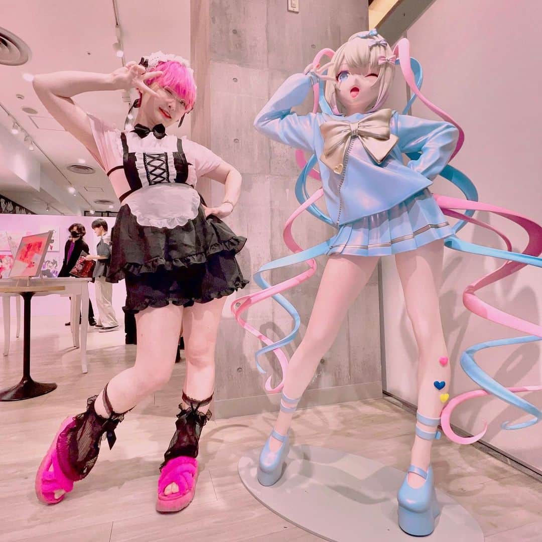 millnaのインスタグラム：「ｷﾀ━━━━━(ﾟ∀ﾟ)━━━━━ !!!!! #ニディガ展   リアルに顕現した超てんちゃんかわいすぎた🥹普通こういうのって等身大パネルなんじゃないのお！？ お洋服は偏光パール塗装だしリボンはきらきらメタリック、メイクもネイルもイケてるし造形も間延び感が無い。 人形作家の末席の拙僧としても超憧れるこの素晴らしいクオリチー…美ッッ💘  Tシャツもｹﾞﾄｽﾞｻﾞｻﾞ‼️新作はウルトラ売り切れだったけど、諦めてそのつもりで行ったから、むしろなんか買えるとは‼️😂ウレシー🎶  #needygirloverdose #渋谷 @nyalra_  @x.angelkawaii.x」