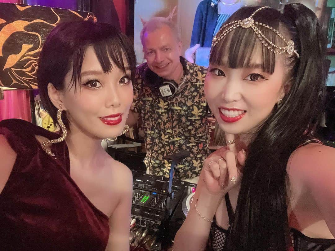 RINGOのインスタグラム：「2023.7.29 SALON SLIT 会場は10周年お祝いの@kickass_nishiogi さん✨  こちらで産後初のバーレスクショー復帰させていただきました😌  オーガナイザーの @daisyyyyy.its.me ちゃん(同い年☺️)が 去年 わたしが出演してるイベントにわざわざ足を運んでくれてオファーしてくれて。 めっっちゃ感動したし嬉しかったので復帰は必ずこちらでと決めていました。  そしたら共演に @freiddie03 さん @pripessa さん と共演したことのある大好きな方々が💖 そしてはじめましての @a.girl.in.black ちゃんと DJに @botchybotchy さん💖  お客様にも前から知ってくれてる方々も💖 そしてわざわざ足を運んでくれた大好きな大先輩も💖  最高な夜でした😌💖  そしてわたしのショーはというと 期間限定✨むっちりムハムハと言っても過言ではないやつを やらせていただきました！！！！！😂😂😂 今回で パイがおありな方は ペイスティになってからもあんなに魅せ方があるんだと思ったw 今までは ペイスティになる所にショーの山を持ってってたんだけども😂😂😂  期間限定なので またどこかでバーレスクショーさせてもらう時はみにきてくださいね😘😂  この日があった事で 復帰に向けて頑張れました😌  今までバーレスクを通じて出逢ってくださった方々(10年来になりますね☺️) 今回初めて出逢えた方々 これからもどうぞよろしくお願いします✨✨✨  #showgirl #踊り子 #dancer #ダンサー #burlesquedancer #burlesque #バーレスクダンサー #japanesegirl  #japanesedancer #ショーガール  #クーパー靭帯」