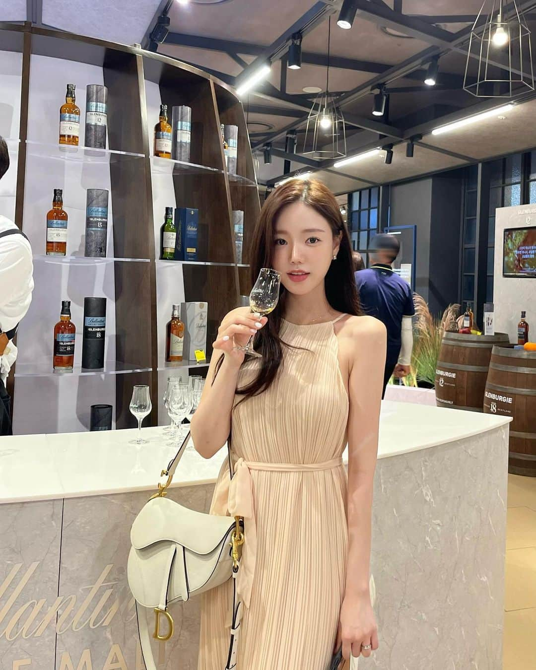 ヨンジョンのインスタグラム：「#광고 부산 온 김에 후딱 다녀온 신세계 백화점 발렌타인 팝업🥃 알콜러버인 나는 글렌버기 12년산 시음에 너무 행복했따  싱글 몰트 글렌버기의 매력과 만들어지는 4단계 과정을 스토리를 만나볼 수 있는 공간들 아주 신기하고 재밌었어 포토존 이벤트도 진행 중이고 시음할 수 있는 공간도 마련되어 있으니 많은 관심 부탁드려요🤍  장소: 신세계백화점 센텀시티점 지하 1층 일정&시간: 7월 28일(금) ~ 8월 10일(목)  / 백화점 운영 시간과 동일  19세 이상의 법적음주허용 소비자를 위한 컨텐츠입니다. Drink Responsibly 경고: 지나친 음주는 뇌졸중, 기억력 손상이나 치매 를 유발합니다. 임신 중 음주는 기형아 출생 위험을 높입니다. 브랜드명: 발렌타인 제조국: 스코틀랜드 수입업소: (주)페르노리카 코리아  #발렌타인#발렌타인싱글몰 #발렌타인글렌버기#싱글몰트 #Ballantines#TimewellSpent#우리가깊어지는시간 #신세계백화점#신세계백화점부산#발렌타인팝업#팝업이벤트#해운대팝업」