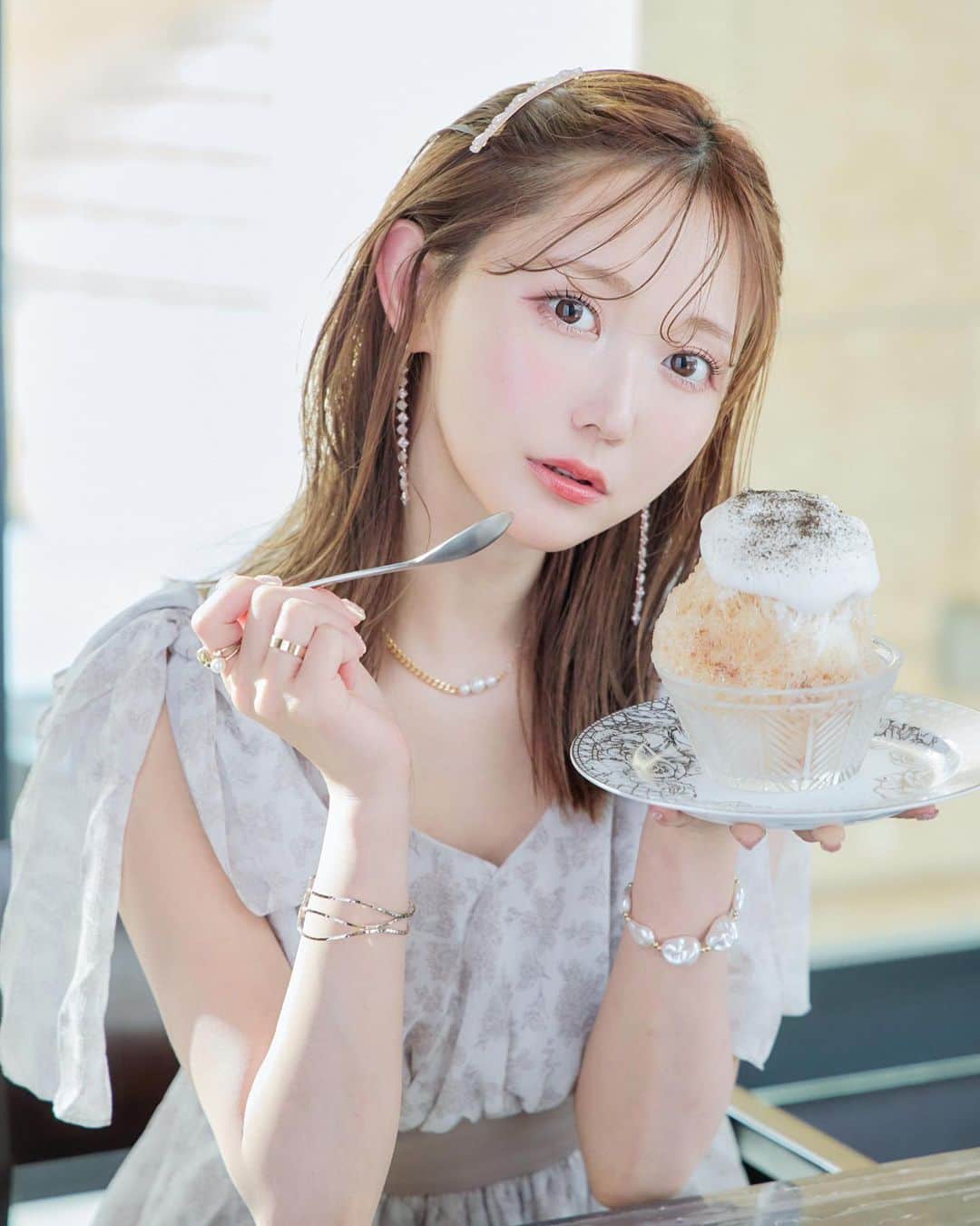 菅野結以のインスタグラム：「✧ ʙɪɢ ɴᴇᴡs ✧ ⁡ 今年の夏も、冷やします🧊 ⁡ 2023.8.5(sat)〜 菅野結以プロデュース＂紅茶みるく氷＂ 人気焼肉店『にくずき』にて発売決定！ ⁡ 無類のかき氷好きとして知られる モデル・菅野結以さんプロデュースの 夏季限定かき氷が8月5日(土)より販売決定。 ⁡ 丁寧に淹れた上質なアールグレーの風味と、 滑らかで豊かなコクを与えるミルクの絶妙なバランスが、 心地よい口当たりとともに舌を包み込みます。 ⁡ 一口食べれば瞬間的に口の中に広がる深い香りと 味わいをお楽しみください。 ⁡ 小野田商店の超純氷を使用し、 氷の繊細な削り方と贅沢な盛り付けによって、 目でも楽しめる美しい一品となっています。 ⁡ 紅茶みるくかき氷の優雅な味わいと見た目の美しさが、 お客様を至福のひとときへと誘います。 ⁡ ⁡ ・紅茶みるく氷 単品 1,000円 ⁡ 《販売期間》  8/5〜10/31 ⁡ 《提供時間》 平日17:00〜22:00 土、祭日11:00〜21:00 ⁡ ※ディナーコースのデザートとしてのかき氷は 10/31以降も提供致します。 ⁡ 焼肉にくずき 東京都品川区大崎1-11-1 ゲートシティー大崎　B1F 03-6421-7041 日曜日定休日 ⁡ ⁡ ⁡愛してやまないこおり 春につづいて夏もでます、やったーーー ⁡ 焼肉店で、コースのデザートにもなるということで 食後のティータイム的にすっきり食べてもらいたくて 紅茶のこおりをつくりました☕️ ⁡ 香り高く香ばしいとっても優雅なお味♡ 茶葉や抽出法にもこだわってほんとうにおいしいのできた 乞うご期待 ⁡ 単品販売は夏季限定🧊 この夏も #結以氷 で幸福度あげます たべにきてね ✌︎ わたしもまいにちたべたい、通う #かき氷 #かきごおりすと #にくずき #夏季限定」