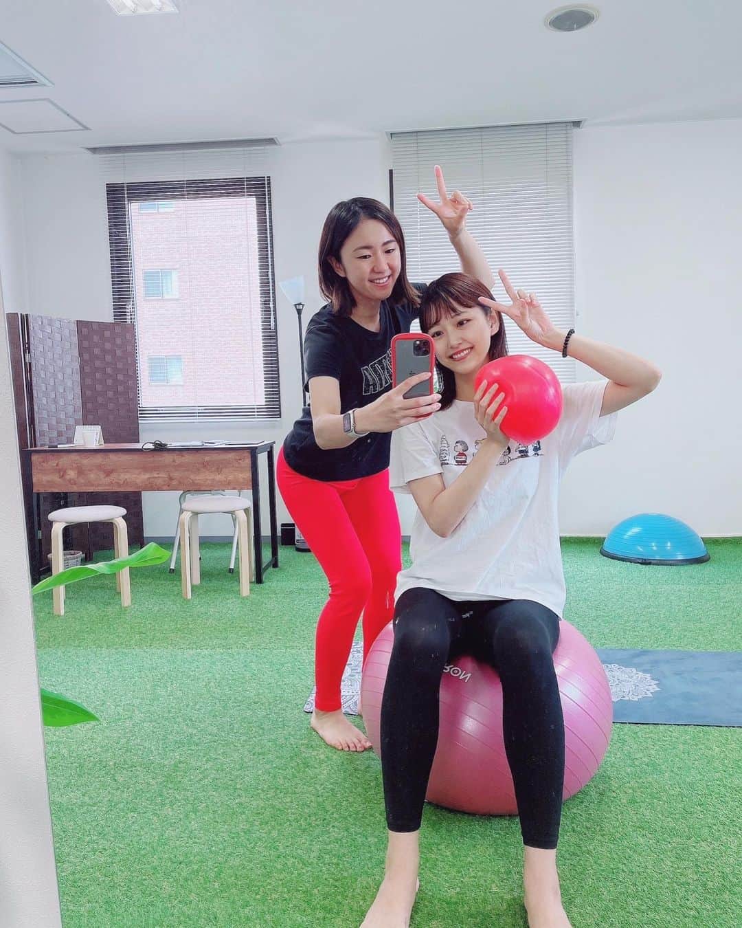 のインスタグラム：「🏃‍♀️🏃‍♀️🏃‍♀️  ビューティトレーニングでヨガを 教えてくださった、 みはる先生(@miharu_nk2 )の パーソナルトレーニングジム EMMA(@emma_personalgym ) に通い始めました🤍  軽くしただけなのに絶賛筋肉痛感じてる 筋肉の無さ🥹  みはる先生トレーニング中もずっと 褒めてくださって すっぴんもかわいいよって言ってくれて 帰ることには体も心も元気になってた💫  これから楽しみっ🤍  みはる先生ありがとうございました！ 今後ともよろしくお願いいたします💕」