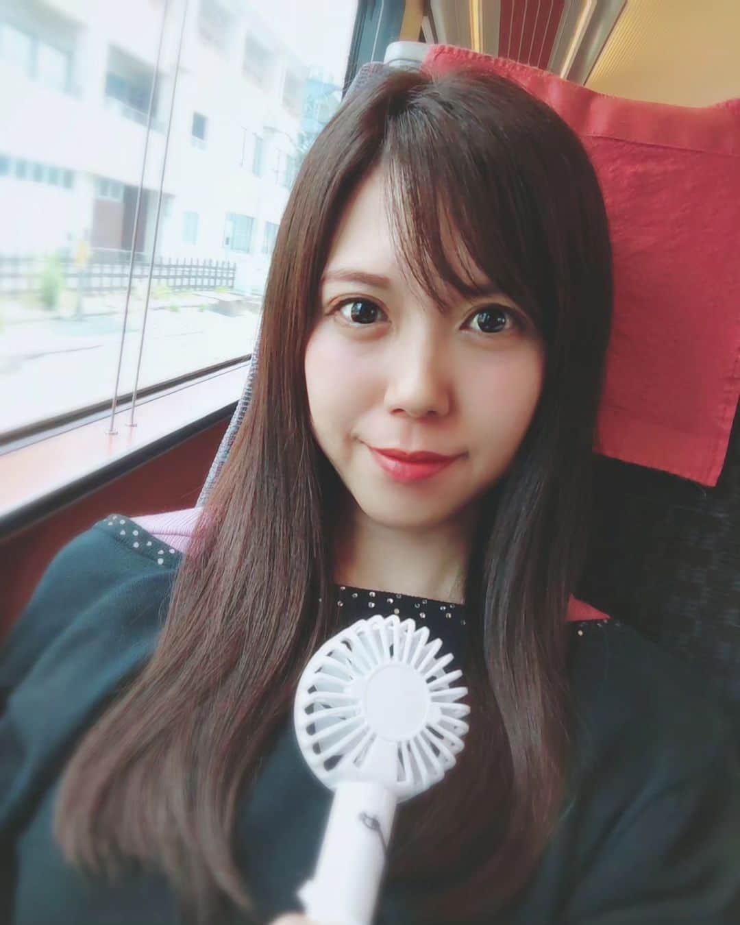 瀬戸マドカのインスタグラム：「🌻August·8月🌻今年も小型扇風機活躍🚃 · 7月🎙ありがとうございました🎙 · 8月🌻もよろしくネ🧸 暑いけど🍧🐧体調に気を付けて過ごして下さいね🎐🎐 · · · #小型扇風機  #瀬戸マドカ #ミニ扇風機 #暑さ対策」