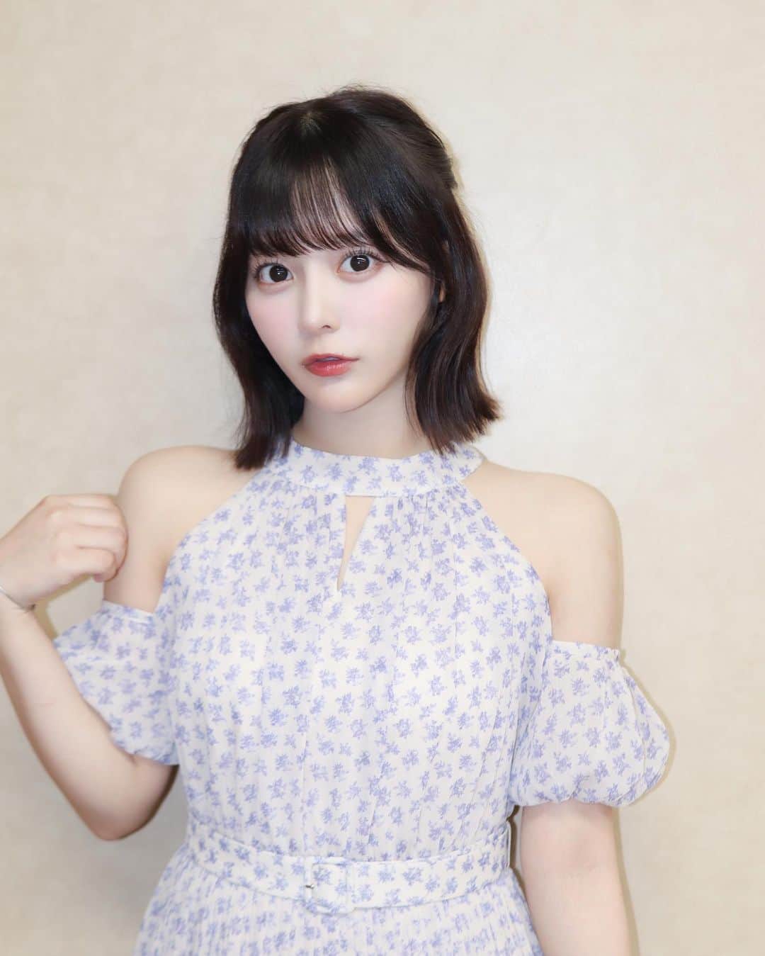 齊藤なぎさのインスタグラム：「🐱🍐 ⁡ ⁡ ⁡ ちょっと前のオフショル。 髪型もお気に入りでした！！！ ⁡ ボブのヘアアレンジ、みんなは何が好きですか〜？ 教えて欲しい^. .^ ੭ ⁡」