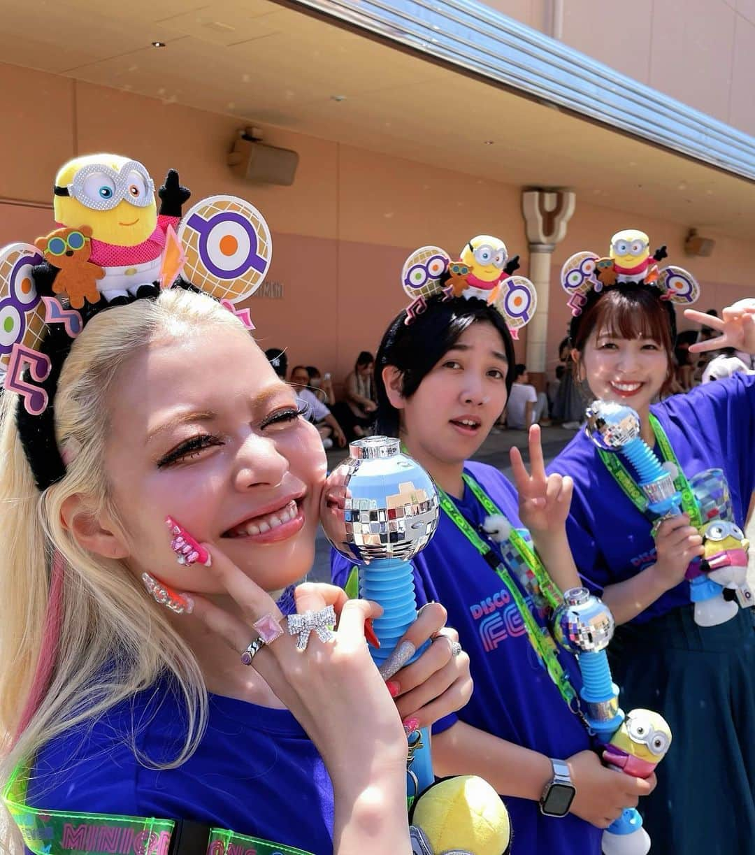 白井奈津のインスタグラム：「エルフのお2人とユニバ✨🌈🌏🥽🎀🕸️🍄💕  パレードでキティーちゃんに目線もらったり スパイダーマンでラストアメージングしたり マリオのひんやりスイーツ食べたり スーパーマリオパワーアップザサマーで水浸しになったり🫧  たのしかったぁあああああ🫶  こないだ土曜放送のレコメンドデスカ見逃した人はyoutubeでも是非に✨  #メーテレ #ドデスカどようびデス  #レコメンドデスカ #ユニバ #ユニバーサルスタジオジャパン  #usj #universalstudiosjapan  #エルフ #荒川ちゃん #はるさん #NOLIMITのLはアゲのL💖⤴︎」