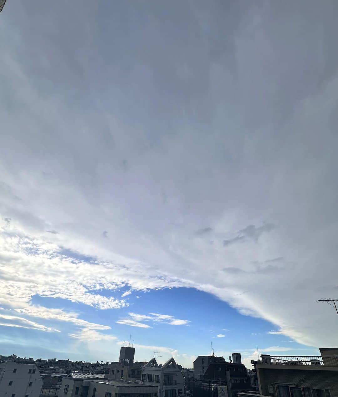 JILLのインスタグラム：「雷⚡️ どしゃぶり 大気不安定〜  今日から8月❗️ 明日は満月なり  8月は2日と31日が満月に🌕  8月04日_名古屋ダイアモンドホール 8月05日_大阪クラブクワトロ —————————————- PERSONZ「I AM THE BEST TOUR」 6月18日_高知県立県民文化ホール グリーンホール 6月24日_札幌CUBE GARDEN 7月02日_ヒューリックホール東京 7月22日-仙台rensaホール 7月23日_函館金森ホール 8月04日_名古屋ダイアモンドホール 8月05日_大阪クラブクワトロ 8月11日_新潟LOTS 8月12日_高崎芸術劇場スタジオシアター 8月26日_福岡電気みらいホール —————————————-  #jillpersonz  #personz  #youtubepersonzチャンネル #note  #jillpersonz  #エアプレ #JILLプレ #ラジオ高崎 #三味線JILL屋」