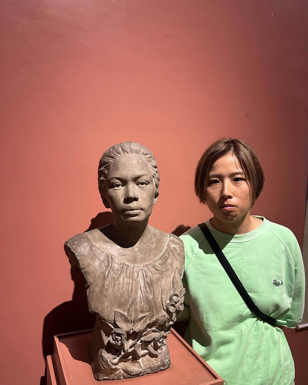 新井里茄さんのインスタグラム写真 - (新井里茄Instagram)「弾丸フィリピン旅行(台風)  美術館に行って歴史を学び、 文化に触れた。  歴史の古い町からキラキラした高層ビルの並ぶ景色まで見れました。  東南アジアに行くと日本にいることがどんだけ恵まれているのかひしひしと感じます。  これからもっと世界を見て一通り見た上で自分が何を思うのか、感じるのか、どんな行動するのかが楽しみです！  #写真の最後は大体ふざける #でっかい銅像の前で真似しながら写真撮ったら警備員に怒られた」8月1日 21時05分 - rika.park