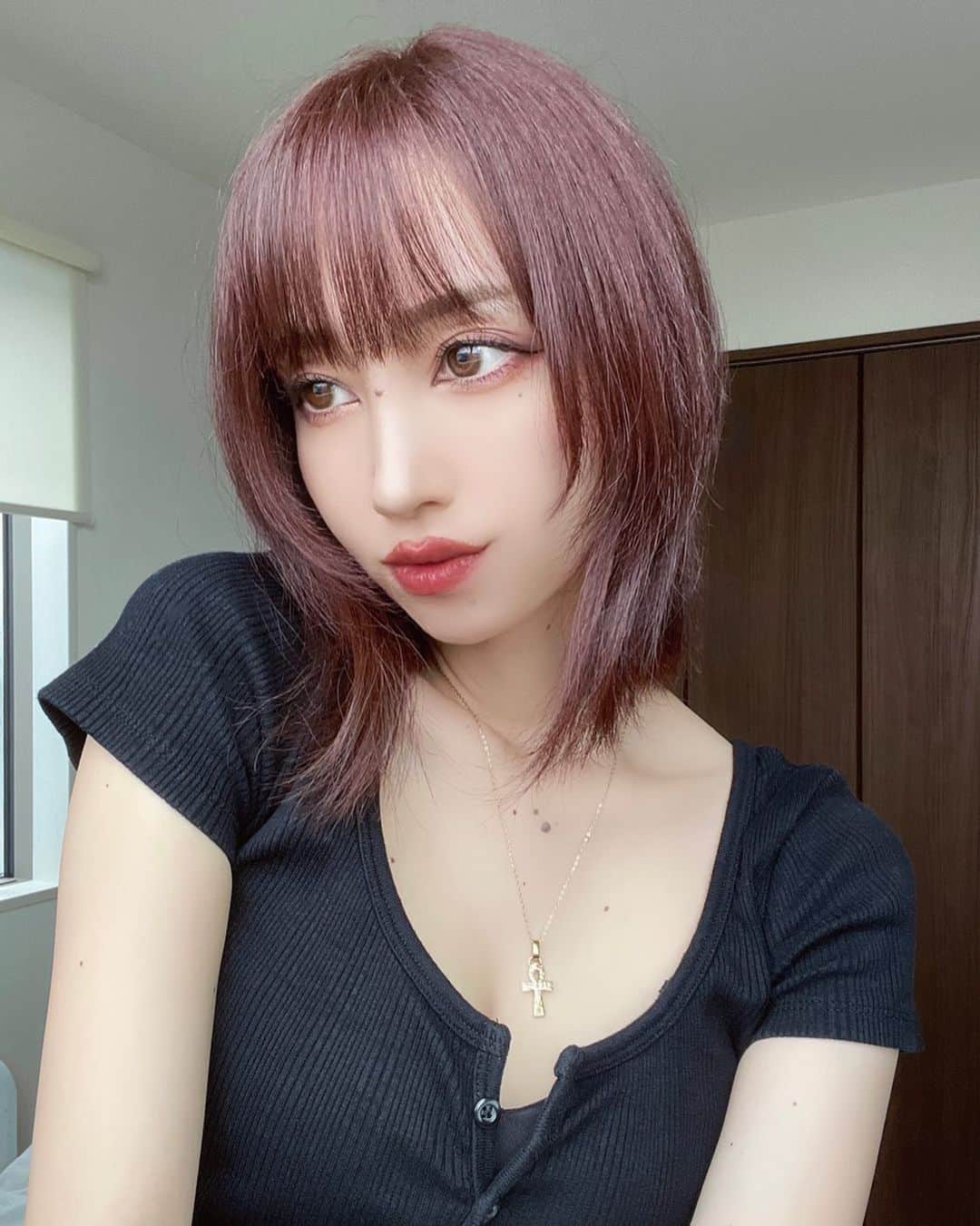 okamotosayaka のインスタグラム：「🤍🍒 . 5年ぶりに髪色変えたー。 . . . . . . . . #Newhair#mediumhair#makeup#newcolorhair#イメチェン#レイヤーカット#ミディアムヘア#ヘアスタイル#髪色チェンジ#髪色#レイヤーカットミディアム#メイク#フェイスレイヤー」