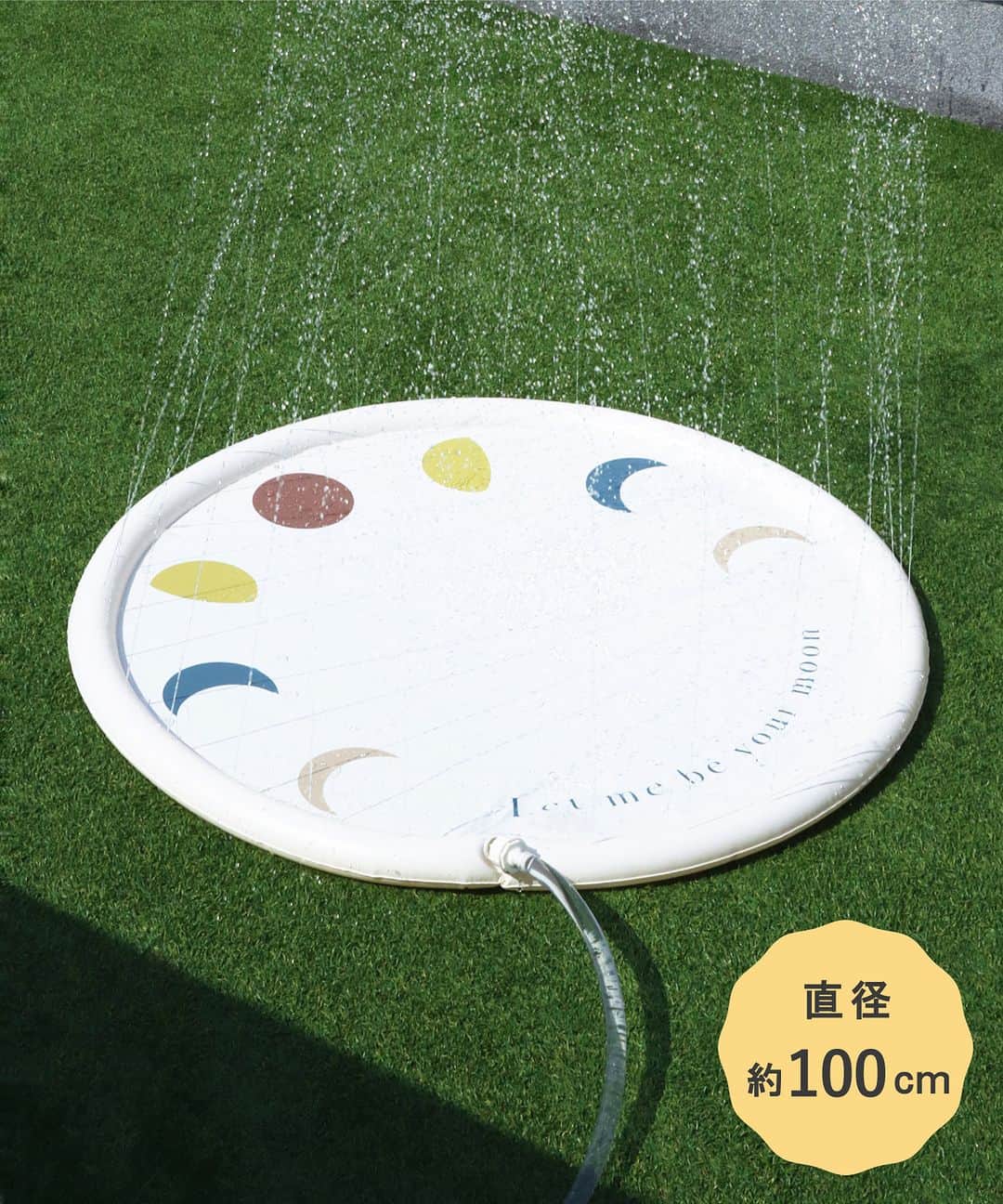 3COINSさんのインスタグラム写真 - (3COINSInstagram)「【Recommend item】  夏休み中の水遊びにおすすめ！ 空気入れが不要で、ホースにつなげて水を出すだけ◎ 水圧に応じて噴水の高さが変わります⛲️☀️  ＝＝＝＝＝＝＝＝＝＝＝＝＝＝＝＝＝＝＝＝＝ ▶噴水マット：ブラウン・アイボリー 各1,000円（税込1,100円）  公式通販サイト「PAL CLOSET」では限定カラーを販売中◎ ＝＝＝＝＝＝＝＝＝＝＝＝＝＝＝＝＝＝＝＝＝  ┈┈┈┈┈┈┈┈┈┈┈┈┈┈┈┈ 店舗により在庫が異なりますので、 お立ち寄りの店舗までお問い合わせください。  @3coins_official プロフィールのURLより 公式通販サイト〈パルクローゼット〉で お買い物いただけます。 税込5,000円以上のお買い物で送料無料📦 ┈┈┈┈┈┈┈┈┈┈┈┈┈┈┈┈ #3COINS #スリーコインズ #スリコ #通販サイト #パルクローゼット #プチプラ #プチプラグッズ #水遊び #水あそび #レジャー #レジャーグッズ #噴水マット #キッズ #キッズアイテム #夏休み #夏レジャー  ※商品画像はイメージです。実際の商品とは多少異なる場合があります。あらかじめご了承ください。」8月1日 21時00分 - 3coins_official