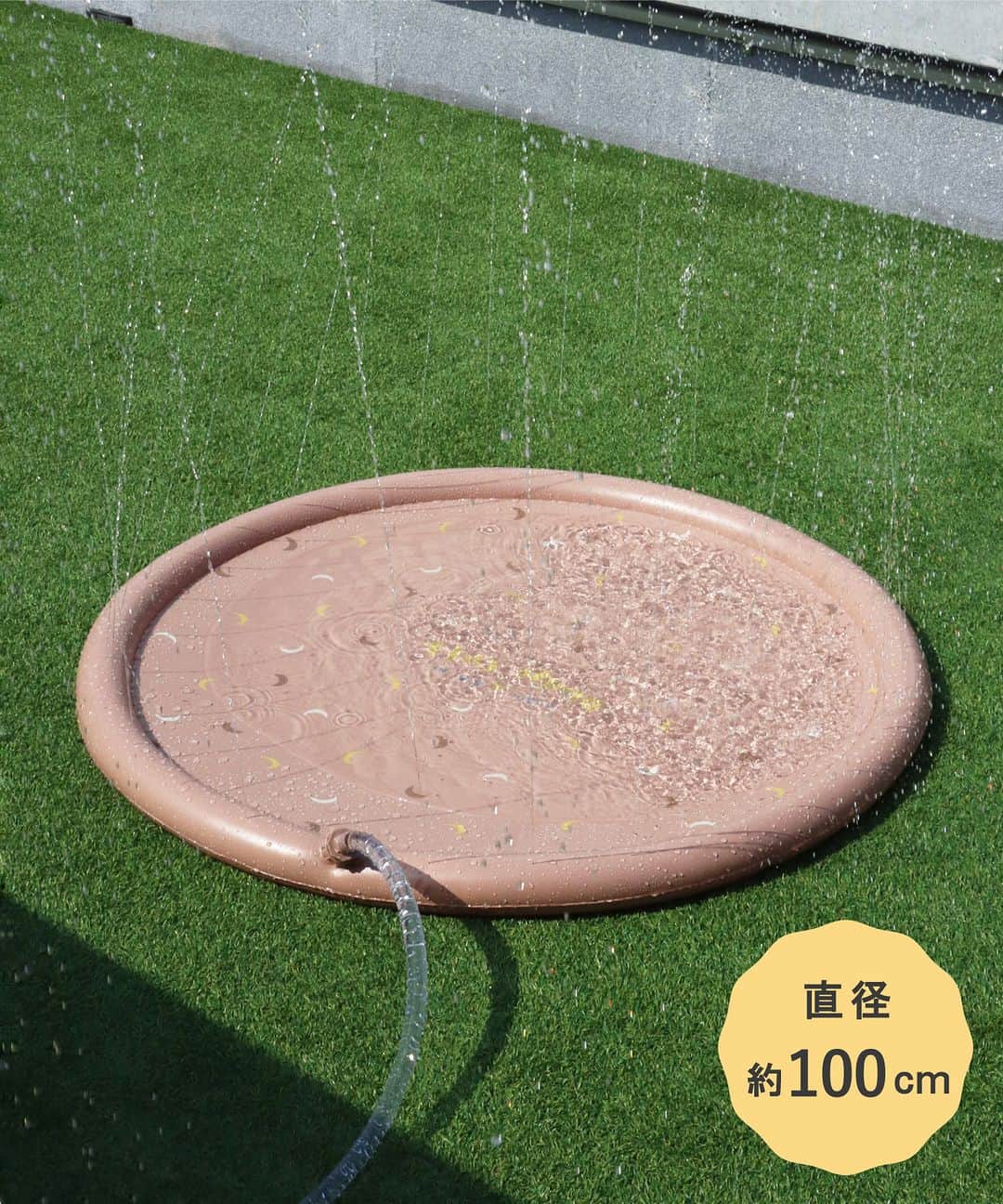 3COINSさんのインスタグラム写真 - (3COINSInstagram)「【Recommend item】  夏休み中の水遊びにおすすめ！ 空気入れが不要で、ホースにつなげて水を出すだけ◎ 水圧に応じて噴水の高さが変わります⛲️☀️  ＝＝＝＝＝＝＝＝＝＝＝＝＝＝＝＝＝＝＝＝＝ ▶噴水マット：ブラウン・アイボリー 各1,000円（税込1,100円）  公式通販サイト「PAL CLOSET」では限定カラーを販売中◎ ＝＝＝＝＝＝＝＝＝＝＝＝＝＝＝＝＝＝＝＝＝  ┈┈┈┈┈┈┈┈┈┈┈┈┈┈┈┈ 店舗により在庫が異なりますので、 お立ち寄りの店舗までお問い合わせください。  @3coins_official プロフィールのURLより 公式通販サイト〈パルクローゼット〉で お買い物いただけます。 税込5,000円以上のお買い物で送料無料📦 ┈┈┈┈┈┈┈┈┈┈┈┈┈┈┈┈ #3COINS #スリーコインズ #スリコ #通販サイト #パルクローゼット #プチプラ #プチプラグッズ #水遊び #水あそび #レジャー #レジャーグッズ #噴水マット #キッズ #キッズアイテム #夏休み #夏レジャー  ※商品画像はイメージです。実際の商品とは多少異なる場合があります。あらかじめご了承ください。」8月1日 21時00分 - 3coins_official