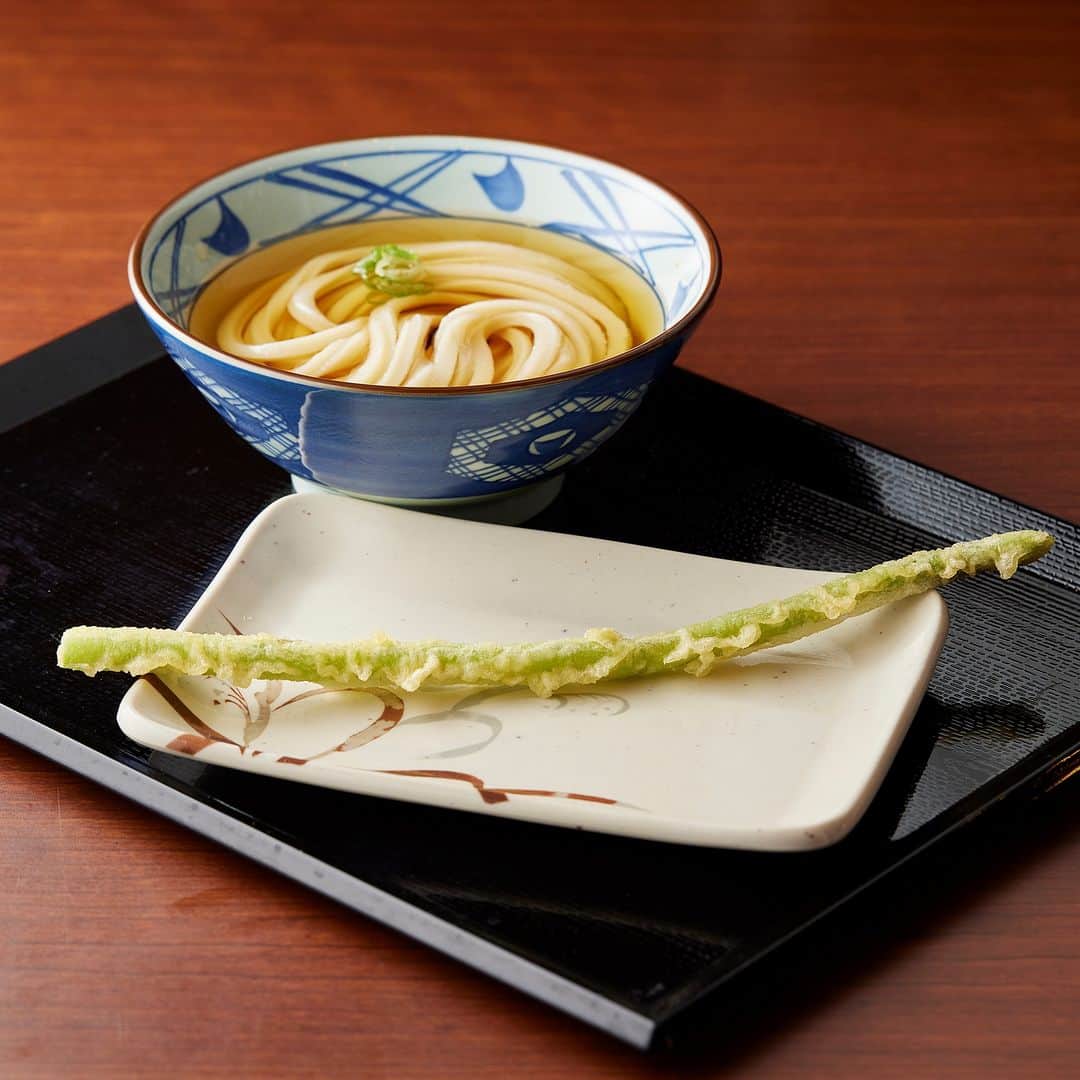 丸亀製麺のインスタグラム：「食べてみたい期間限定天ぷらをコメントで教えてください👀  今月も旬の味わいが楽しめる季節限定天ぷらが登場！ ラインナップはこちら👇  🥢柔らかくみずみずしい、さぬきのめざめを使った #アスパラ天 🥢そのまま食べてよし、だしソースで2度おいしい #ハムカツ 🥢ふっくらした食感とあっさりとした味わいで食べやすい #かれい天   この機会にぜひお試しください😋  ※一部取扱のない店舗がございます。 ※アスパラ（さぬきのめざめ）は東京・千葉・埼玉・茨城県内の一部店舗でのお取り扱いとなります。  #丸亀製麺 #丸亀うどん #udon #麺 #うどん #天ぷら」