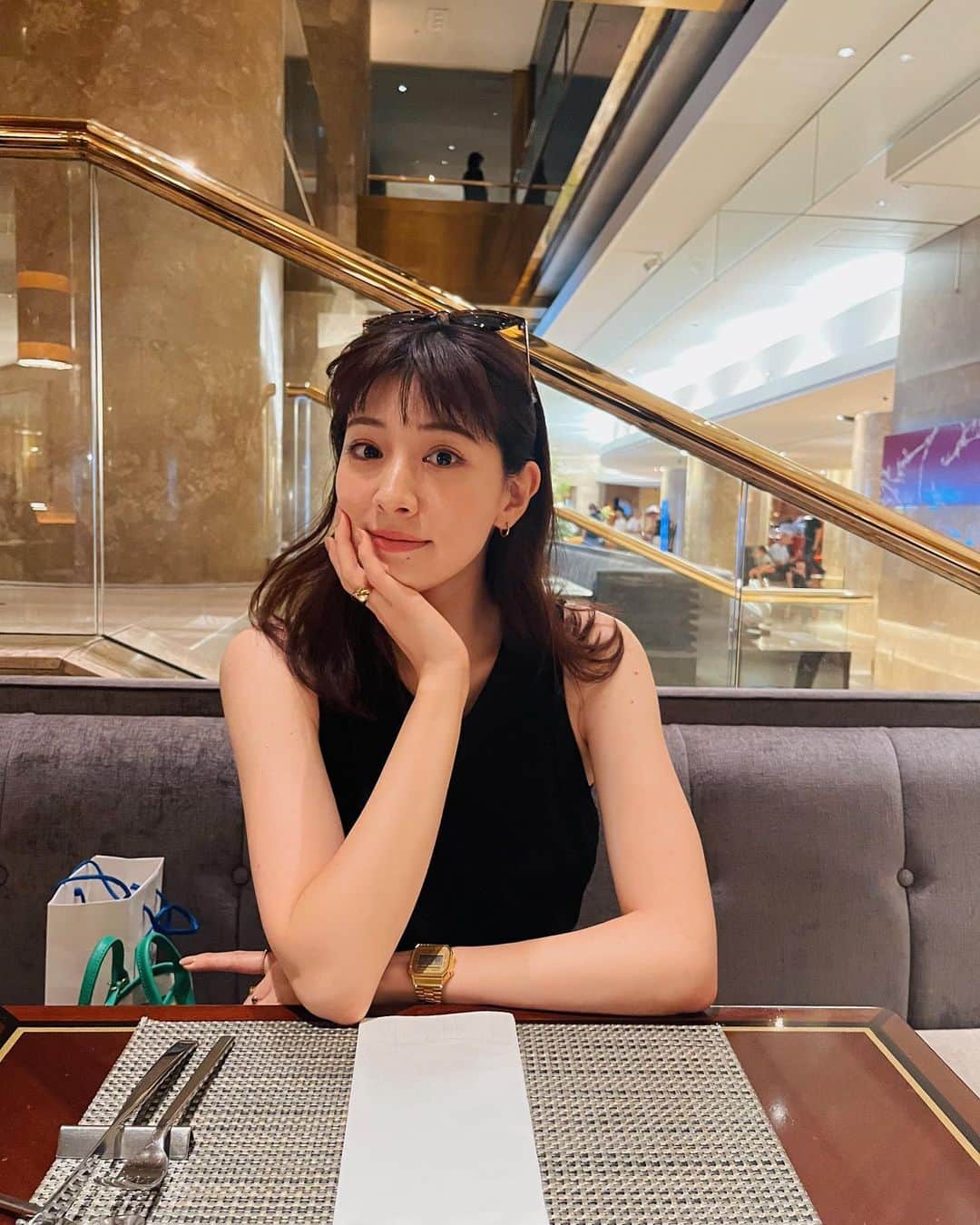 岡本杏理のインスタグラム：「プレゼントもらってうきうきディナー🧸♡」