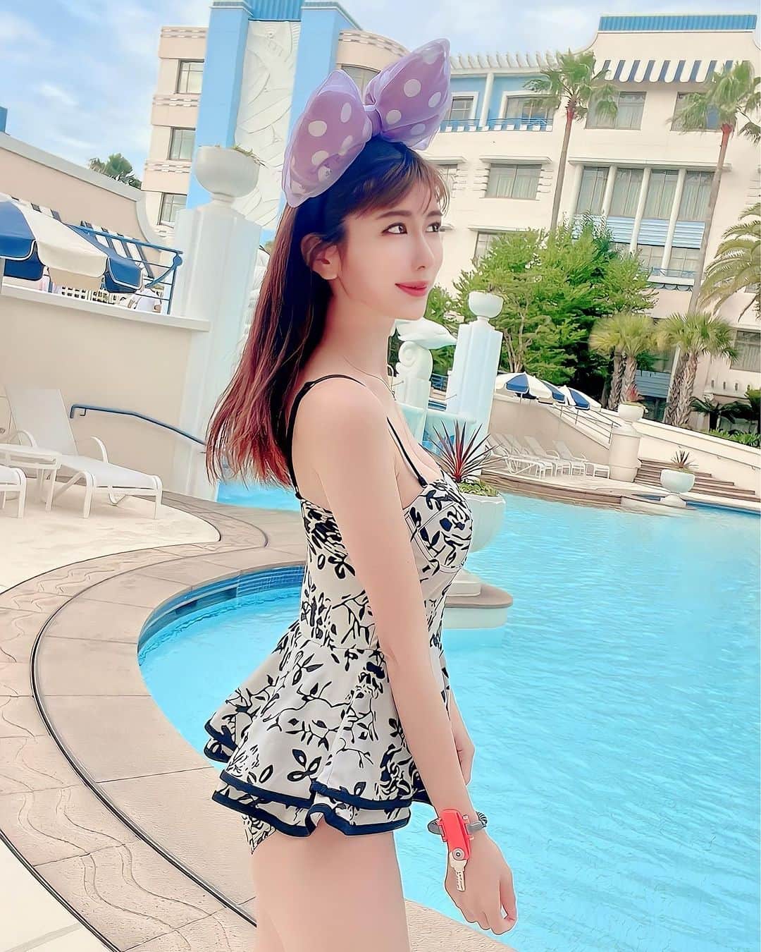 倉岡生夏のインスタグラム：「🍉👙🎂 ・ ・ 絶賛テスト期間中〜です😂こんなに机に向かうの何年振りかしら〜😂 ・ 今日から８月だなんて、早くて驚き🫢 ７月は誕生日月でもあって、三連休の間にお祝いしてくださってうれしかった♡ ・ ・ ・ さて、頑張ります👸 ・ ・ ・  #ディズニーコーデ #ディズニーアンバサダーホテル #プール付きホテル #ナイトプール #水着コーデ #水着 #ワンピース水着 #誕生日 #誕生日祝い #アラサーコーデ #アラサーファッション #アラサーママ #大人可愛い #大人可愛いコーデ #バースデーパーティー #ディズニー好き #ディズニー好きな人と繋がりたい #japanesegirl #disneyland #水着女子 #ディズニーリゾート」