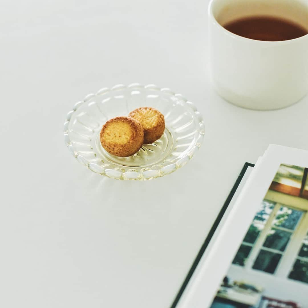 北欧、暮らしの道具店さんのインスタグラム写真 - (北欧、暮らしの道具店Instagram)「東京の老舗硝子店で作られる 涼やかなガラスの器で食卓を爽やかに。 . - - - - - - - - - - - - 老舗硝子店「廣田硝子」より、 人気の器シリーズが揃って入荷中です！  昭和から受け継がれている金型を使った 「雪の花」シリーズの古代色は、 レトロな喫茶店でみかけそうな 懐かしいデザインが印象的。  黄色味がかった淡いグリーンと、 雪のような乳白色のふち取りが美しく テーブルに映る影にもうっとりしてしまいます。  かき氷やアイスがよく似合うフラッペ、 おかずにもちょうどいい小鉢、 小さなお菓子によさそうな豆皿の 3種類をご用意しています。  レトロなデザインは、和の食器とも相性◎ ぜひ手持ちの器と合わせてお楽しみください。 フルーツを盛り付けても絵になりますよ。  残暑の厳しい日本の夏に、涼やかな 「とっておき」の時間をつくってくれるはずです。  ーーー 掲載のアイテムはこちら▼ ーーー . ☑︎廣田硝子 / 雪の花シリーズ  . ▶お買いものはプロフィールのリンクからどうぞ→@hokuoh_kurashi ----------------------------------- #kitchen#kitchendesign#kitchenware#food#foodstagram#キッチン#キッチン雑貨#台所#ごはん#朝ごはん#廣田硝子#雪の花シリーズ#フラッペ#豆皿#小鉢#ランチ#夜ごはん#ディナー#料理#シンプル#ティータイム#アクセサリー#おもてなし#シンプルライフ#シンプルデザイン#暮らしを楽しむ#日々の暮らし#北欧#暮らし#北欧暮らしの道具店」8月1日 21時05分 - hokuoh_kurashi