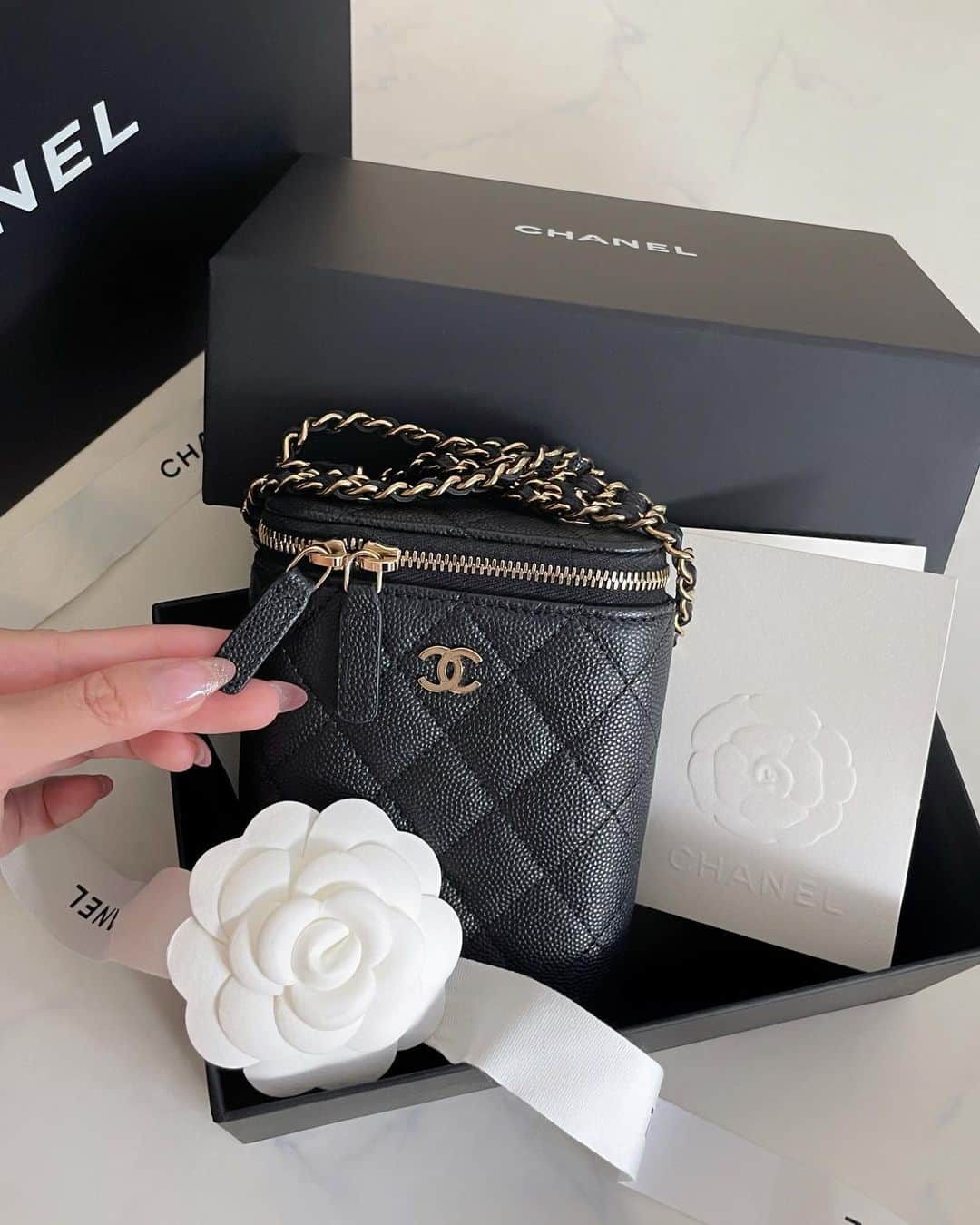 ちあきんぐのインスタグラム：「Love🤍🖤 たまたま入荷していてお連れした子🤍 何が入る？系ミニバッグに目がない🥹🤍 #iPhone入らない問題 @chanelofficial」