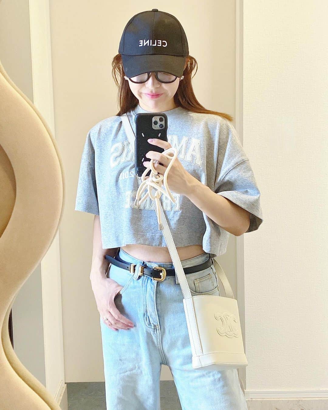 津久江麻由さんのインスタグラム写真 - (津久江麻由Instagram)「アミパリのSALEで買えたTシャツ🫧 秋冬のニットも欲しかったけど、我慢したんだ🥹🥹🤚🏻  長いTシャツは、デニムにinすると なんか田舎っぽくなっちゃう💭 このTシャツは、丈が短いからサラッと着ても オシャレになれるのよ〜🤍  横が空いてる?マルジェラみたいなデニム流行ってるけど、 前空きも可愛い〜よね😉🩵  ⁡ ┈┈┈┈┈┈┈┈┈┈┈┈┈┈┈┈┈┈┈ ⁡ 📍@mayu_tsukue ⿴ 𝟷𝟼𝟼𝚌𝚖 𝟽𝟻𝚔𝚐 ⇢ 𝟺𝟾𝚔𝚐 ❪ − 𝟸𝟽 𝚔𝚐 の減量達成！ ❫ 𓊱只今𝟻𝟶𝚔𝚐です。ダイエット中！ ⿴双子ママ 👶🏻ིྀ👶🏻ིྀ ⿴ニキビ大量にありました! (ニキビ再発→完治→ニキビ跡❤️‍🩹) ↳ 美容医療・スキンケア・ダイエットについてストーリーで発信しています🖇️📢💬 ⁡ ┈┈┈┈┈┈┈┈┈┈┈┈┈┈┈┈┈┈┈┈ ⁡  #amiparis #アミパリス #ootd #CELINE #骨格ナチュラル #骨格ストレート #韓国ファッション #韓国インテリア #韓国コスメ #韓国メイク #韓国コーデ  #minimalstyledaily #thecoldsoul  #高身長女子 #高身長コーデ #春服コーデ #春コーデ #スニーカー女子 #海外ファッション #大人カジュアル #着回しコーデ #プチプラコーデ #お洒落さんと繋がりたい #デニムコーデ #リバウンドからの再スタート #ダイエット記録 #ダイエットママ #産後ダイエット #ファッションコーデ #デニムコーデ #tシャツコーデ」8月1日 21時03分 - mayu_tsukue