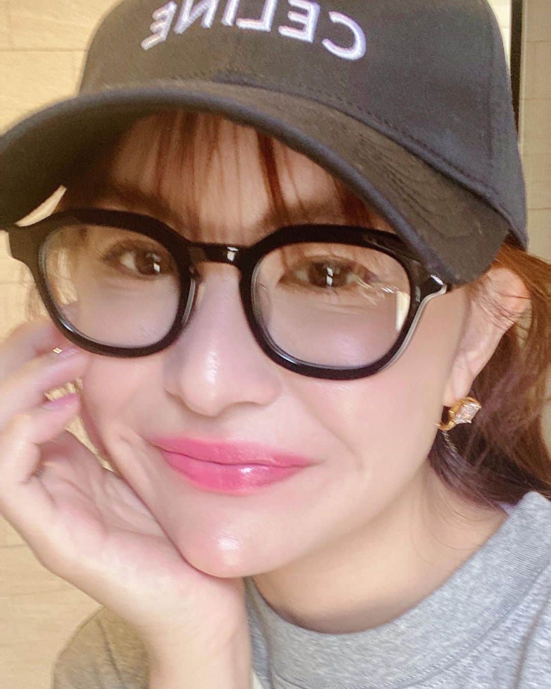 津久江麻由さんのインスタグラム写真 - (津久江麻由Instagram)「アミパリのSALEで買えたTシャツ🫧 秋冬のニットも欲しかったけど、我慢したんだ🥹🥹🤚🏻  長いTシャツは、デニムにinすると なんか田舎っぽくなっちゃう💭 このTシャツは、丈が短いからサラッと着ても オシャレになれるのよ〜🤍  横が空いてる?マルジェラみたいなデニム流行ってるけど、 前空きも可愛い〜よね😉🩵  ⁡ ┈┈┈┈┈┈┈┈┈┈┈┈┈┈┈┈┈┈┈ ⁡ 📍@mayu_tsukue ⿴ 𝟷𝟼𝟼𝚌𝚖 𝟽𝟻𝚔𝚐 ⇢ 𝟺𝟾𝚔𝚐 ❪ − 𝟸𝟽 𝚔𝚐 の減量達成！ ❫ 𓊱只今𝟻𝟶𝚔𝚐です。ダイエット中！ ⿴双子ママ 👶🏻ིྀ👶🏻ིྀ ⿴ニキビ大量にありました! (ニキビ再発→完治→ニキビ跡❤️‍🩹) ↳ 美容医療・スキンケア・ダイエットについてストーリーで発信しています🖇️📢💬 ⁡ ┈┈┈┈┈┈┈┈┈┈┈┈┈┈┈┈┈┈┈┈ ⁡  #amiparis #アミパリス #ootd #CELINE #骨格ナチュラル #骨格ストレート #韓国ファッション #韓国インテリア #韓国コスメ #韓国メイク #韓国コーデ  #minimalstyledaily #thecoldsoul  #高身長女子 #高身長コーデ #春服コーデ #春コーデ #スニーカー女子 #海外ファッション #大人カジュアル #着回しコーデ #プチプラコーデ #お洒落さんと繋がりたい #デニムコーデ #リバウンドからの再スタート #ダイエット記録 #ダイエットママ #産後ダイエット #ファッションコーデ #デニムコーデ #tシャツコーデ」8月1日 21時03分 - mayu_tsukue