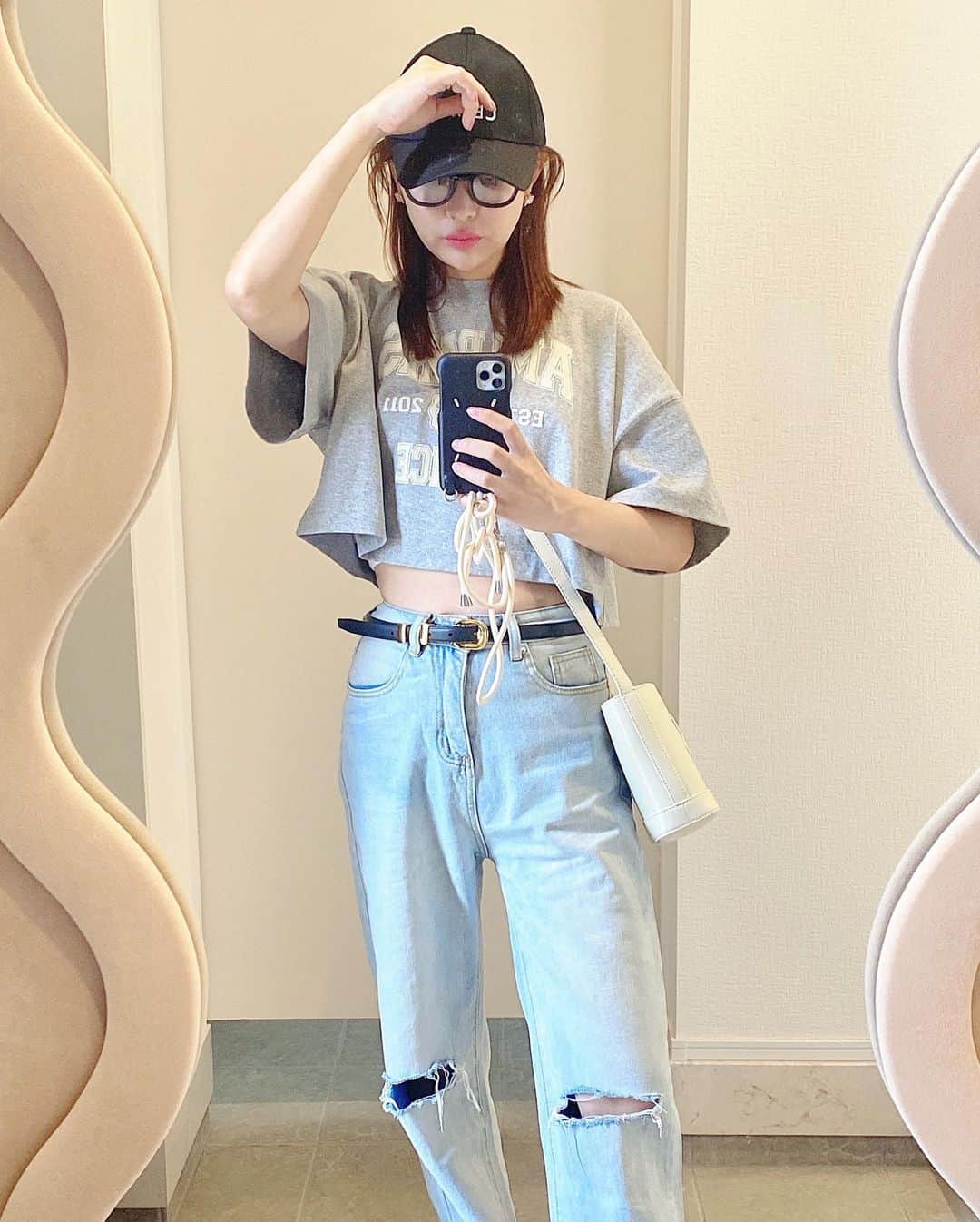 津久江麻由さんのインスタグラム写真 - (津久江麻由Instagram)「アミパリのSALEで買えたTシャツ🫧 秋冬のニットも欲しかったけど、我慢したんだ🥹🥹🤚🏻  長いTシャツは、デニムにinすると なんか田舎っぽくなっちゃう💭 このTシャツは、丈が短いからサラッと着ても オシャレになれるのよ〜🤍  横が空いてる?マルジェラみたいなデニム流行ってるけど、 前空きも可愛い〜よね😉🩵  ⁡ ┈┈┈┈┈┈┈┈┈┈┈┈┈┈┈┈┈┈┈ ⁡ 📍@mayu_tsukue ⿴ 𝟷𝟼𝟼𝚌𝚖 𝟽𝟻𝚔𝚐 ⇢ 𝟺𝟾𝚔𝚐 ❪ − 𝟸𝟽 𝚔𝚐 の減量達成！ ❫ 𓊱只今𝟻𝟶𝚔𝚐です。ダイエット中！ ⿴双子ママ 👶🏻ིྀ👶🏻ིྀ ⿴ニキビ大量にありました! (ニキビ再発→完治→ニキビ跡❤️‍🩹) ↳ 美容医療・スキンケア・ダイエットについてストーリーで発信しています🖇️📢💬 ⁡ ┈┈┈┈┈┈┈┈┈┈┈┈┈┈┈┈┈┈┈┈ ⁡  #amiparis #アミパリス #ootd #CELINE #骨格ナチュラル #骨格ストレート #韓国ファッション #韓国インテリア #韓国コスメ #韓国メイク #韓国コーデ  #minimalstyledaily #thecoldsoul  #高身長女子 #高身長コーデ #春服コーデ #春コーデ #スニーカー女子 #海外ファッション #大人カジュアル #着回しコーデ #プチプラコーデ #お洒落さんと繋がりたい #デニムコーデ #リバウンドからの再スタート #ダイエット記録 #ダイエットママ #産後ダイエット #ファッションコーデ #デニムコーデ #tシャツコーデ」8月1日 21時03分 - mayu_tsukue