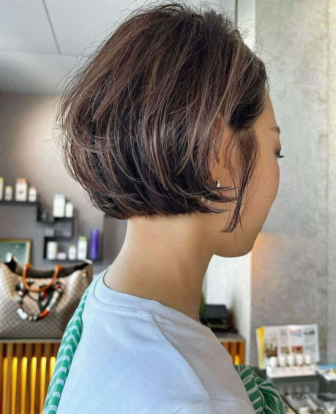のインスタグラム：「Lipline✄BOB cut  . . .    ‬   #ミニボブ  #ボブ #切りっぱなしボブ #小顔カット #レイヤーボブ #ボブヘア  #前髪 #オン眉 #パッツンボブ #前上がりボブ #发型 #髮型   #岐阜市 #ヘアカタログララ #ヘアカタログ #くせ毛   #ワンレンボブ  #ショートヘア」