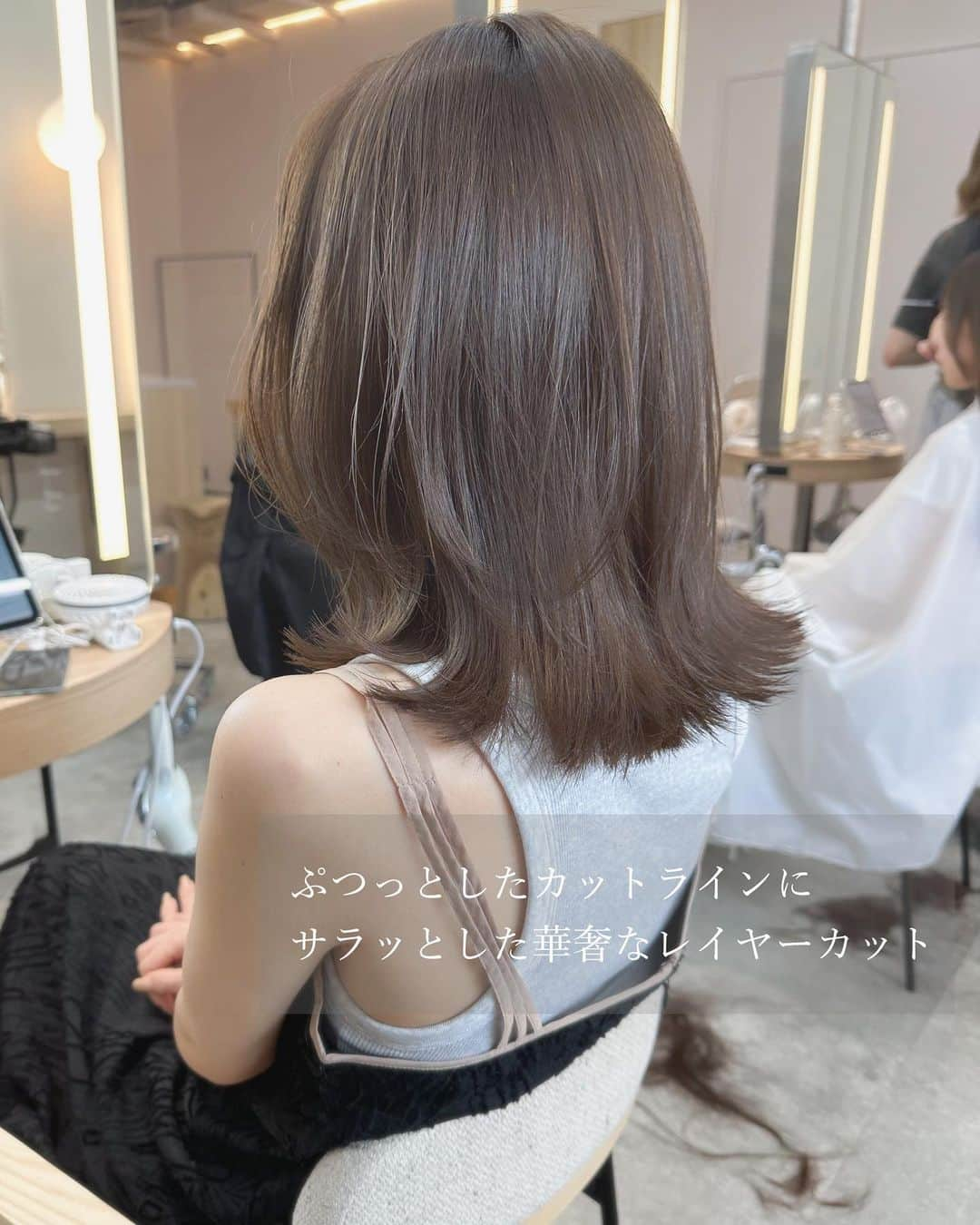 小西涼さんのインスタグラム写真 - (小西涼Instagram)「お客様スタイル✂︎ シフォングレージュ×色っぽい肩はねボブ✨ ワンカールのスタイリング✂︎ 透明感・艶感の高いグレージュ✨ ． ノースリーブや、タンクトップなど、肌の出るファッションに長さを合わせて、色っぽい印象に✨  ． お客様一人ひとりに合わせたヘアスタイルを提案します💁‍♂️  【WaysTOKYO新宿店】どうぞよろしくお願い致します☺️ ． #ベージュ #オリーブ#オリーブベージュ #オリーブグレージュ  #レイヤーカット #レイヤー #ハイライト # #WaysTOKYO新宿」8月1日 21時04分 - ryokonishi_ways