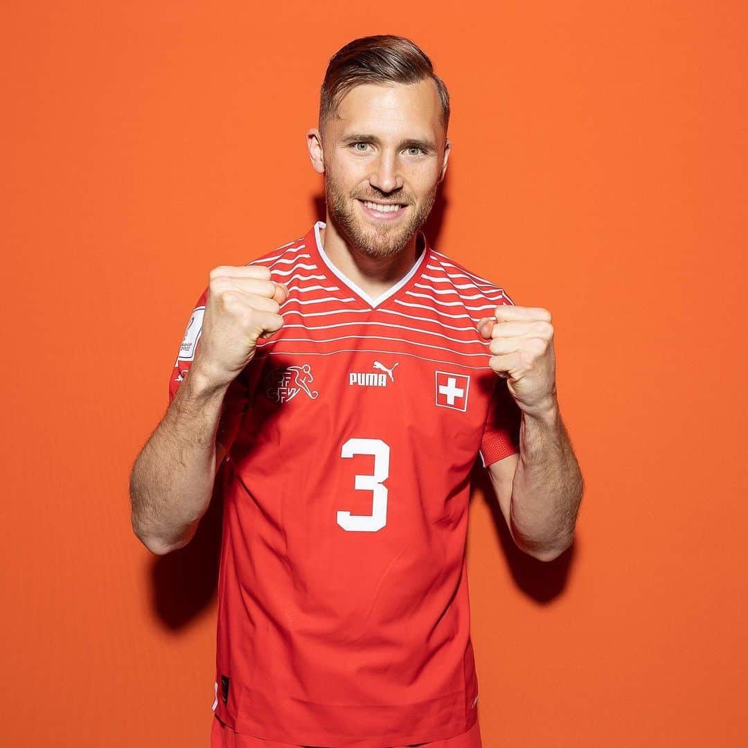 シルヴァン・ヴィドマーのインスタグラム：「Happy Swiss National Day, everyone!🇨🇭I’m always wearing this shirt with great pride. To celebrate this special day, I’m giving away three signed and match worn mens Swiss national team jerseys😃.  All you have to do is tell me what the Swiss National Day means to you. The best three comments below will each win one shirt. The winners will be notified by DM on August 4, 2023. Good luck!🍀🤞🏻 #contest」