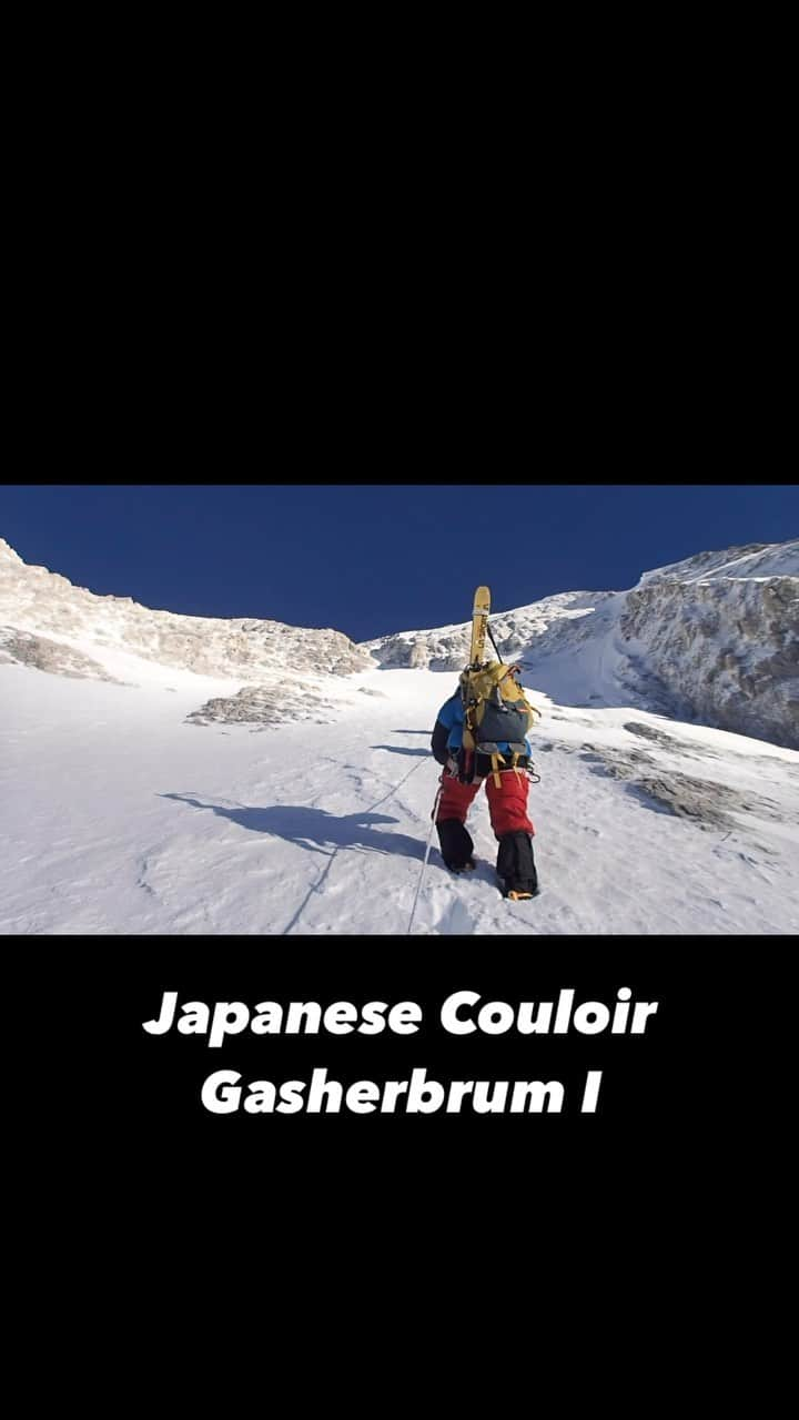 石川直樹のインスタグラム：「#JapaneseCouloir, #Gasherbrum I ガッシャブルム I峰は、1958年にアメリカ隊によって初登されていますが、1986年に日本隊が北面新ルートから登頂し、今ではそれが標準のルートとされています。 中でもC2（6400m）からC3（7000m）に向かう斜面は「ジャパニーズ・クーロワール」と呼ばれて難所になっており、自分たちの最初のプッシュでは、悪天かつ雪が深すぎて、ここを越えられませんでした。ぼくたちは6人だけの小さな隊だったので。（ぼくは登山史について詳しくありませんが、1986年にこのクーロワールを登り切った日本隊の清水修さんと和久津清さん、とても尊敬します。すごい） 数日後、二度目のプッシュの際、他隊と協力することで、ぼくたちはようやくこのクーロワールを越えることができました。そのときの動画です。 . #gasherbrum1#gasherbrumi#karakorum」