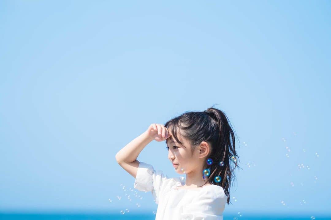 Ai.tのインスタグラム：「. 私が小さい頃に家族で来ていた海に 子どもたちと両親と妹　@mmma_ki とるのちゃんと来れたって感慨深いし最高よね💓 . . シーブリーズcmみたいな写真🤣笑 . 昊也がシャボン玉係やるって頑張ってました🤣 . . #葉山　#海　#夏休み　#9歳　#6歳」