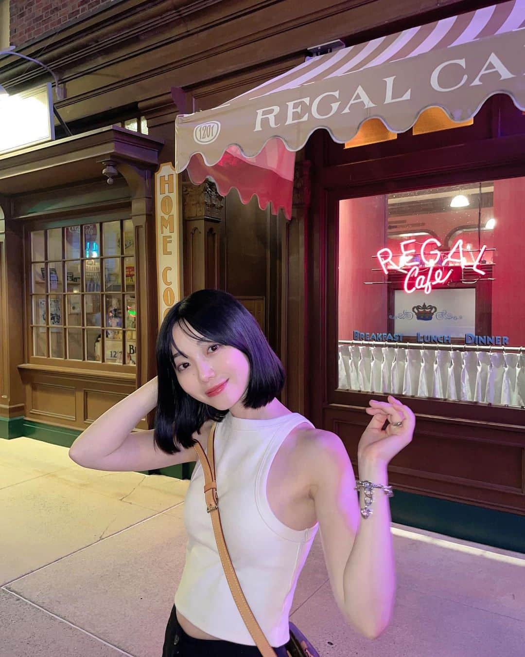 松岡里英のインスタグラム：「• 🌕  #usj  #アメスリ #タンクトップ #ボブ」