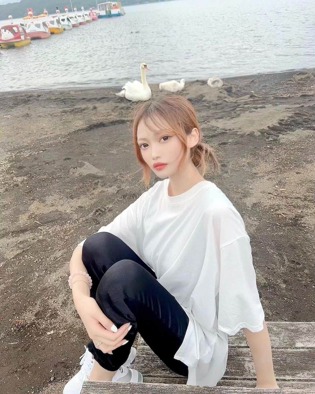 中原鈴奈のインスタグラム：「白鳥達可愛かった🦢🤍  ・ ・ ・ #山梨県 #山中湖 #白鳥 #自然 #リフレッシュ#ラフコーデ #fashion #yamanashi #refresh #travel #instagood #likesforlike #followｍe」