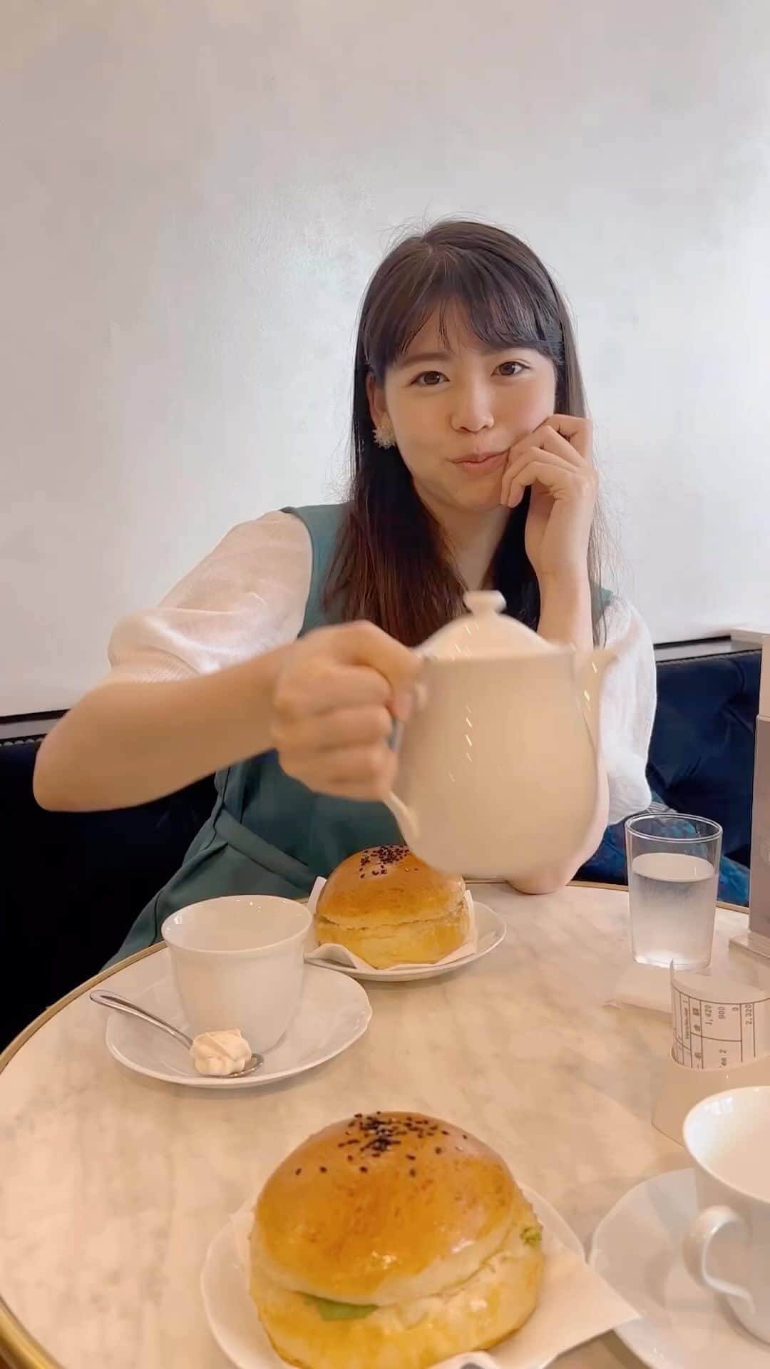 林莉世のインスタグラム：「美味しいパンと紅茶🫖  #カフェ#パン#フランス#神楽坂#クラミック#auxmerveilleuxdefred #神楽坂カフェ#東京カフェ#東京カフェ巡り#定期的にくる#インスタ投稿月間#髪がボサボサ」
